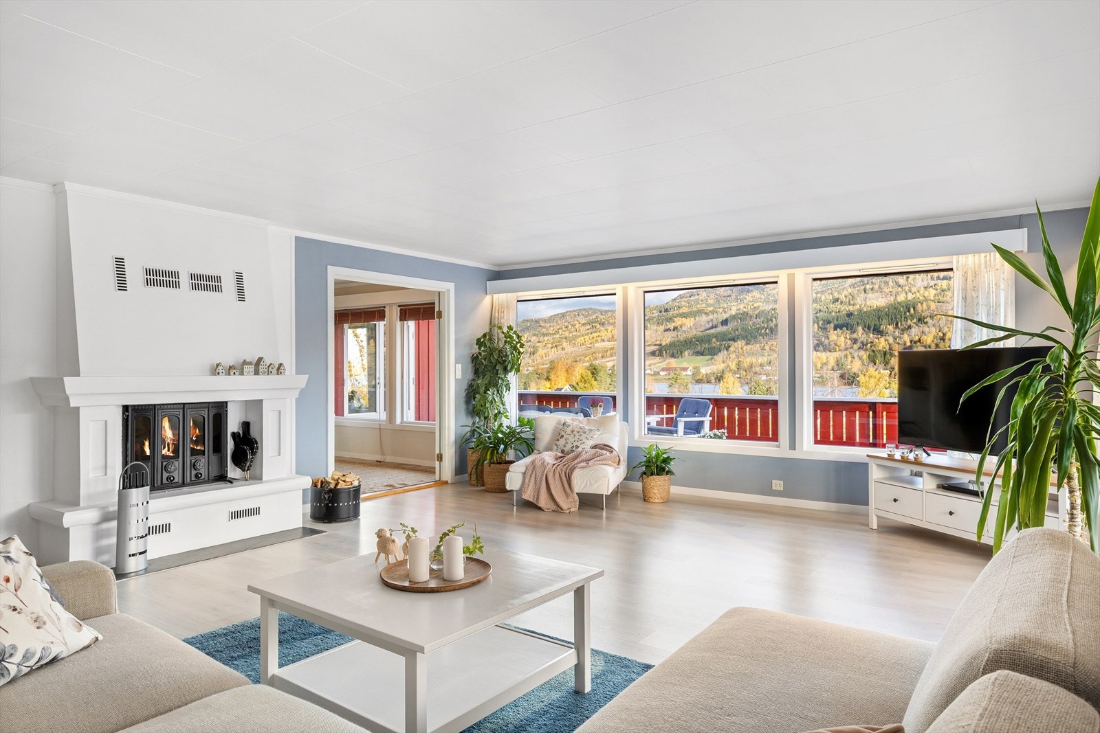 Boligen har en praktisk planløsning som blant annet byr på store oppholdsrom. Galleribilde