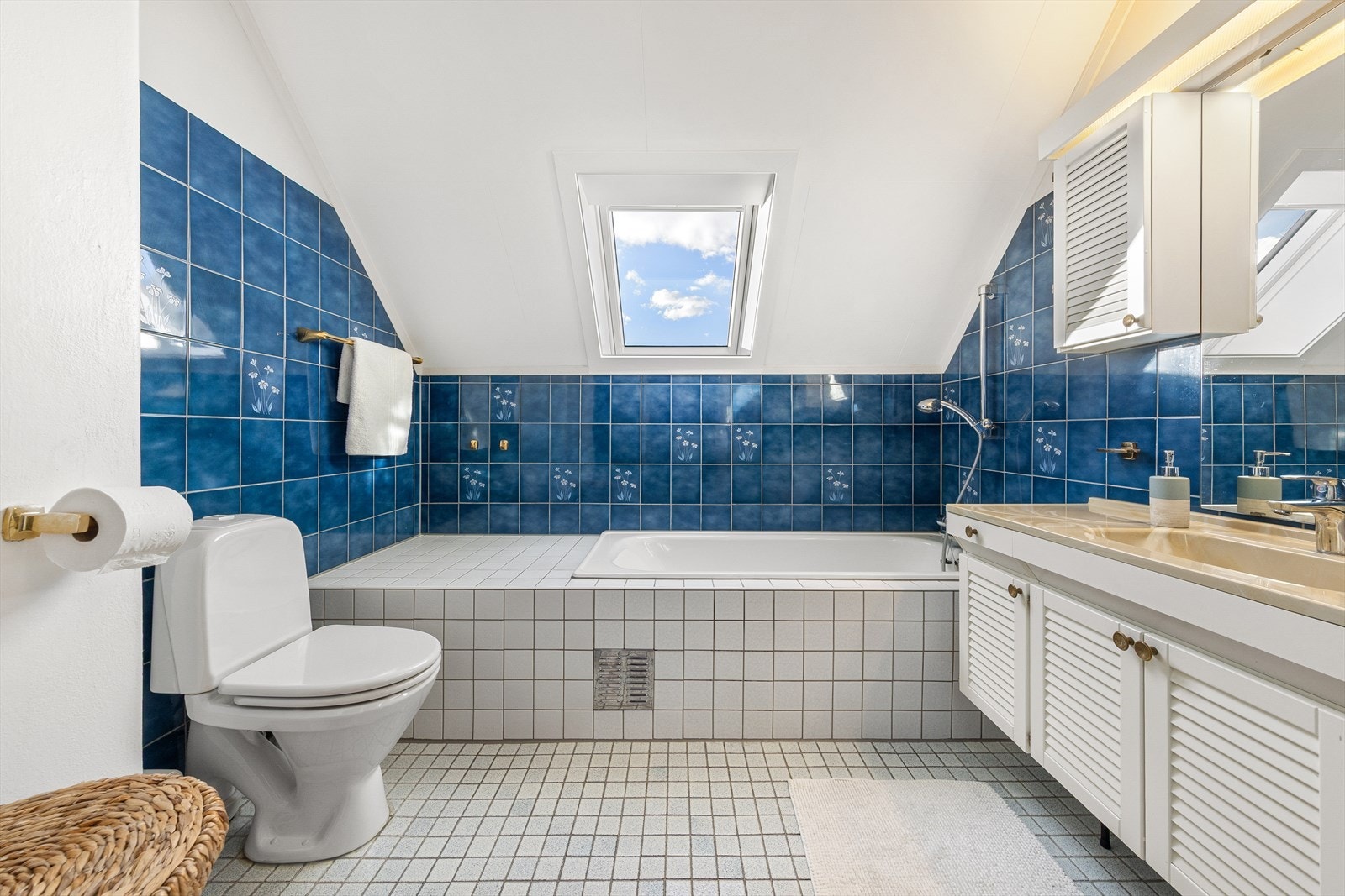 Badet i denne etasjen er utstyrt med innredning med nedfelt servant, toalett og badekar. Galleribilde