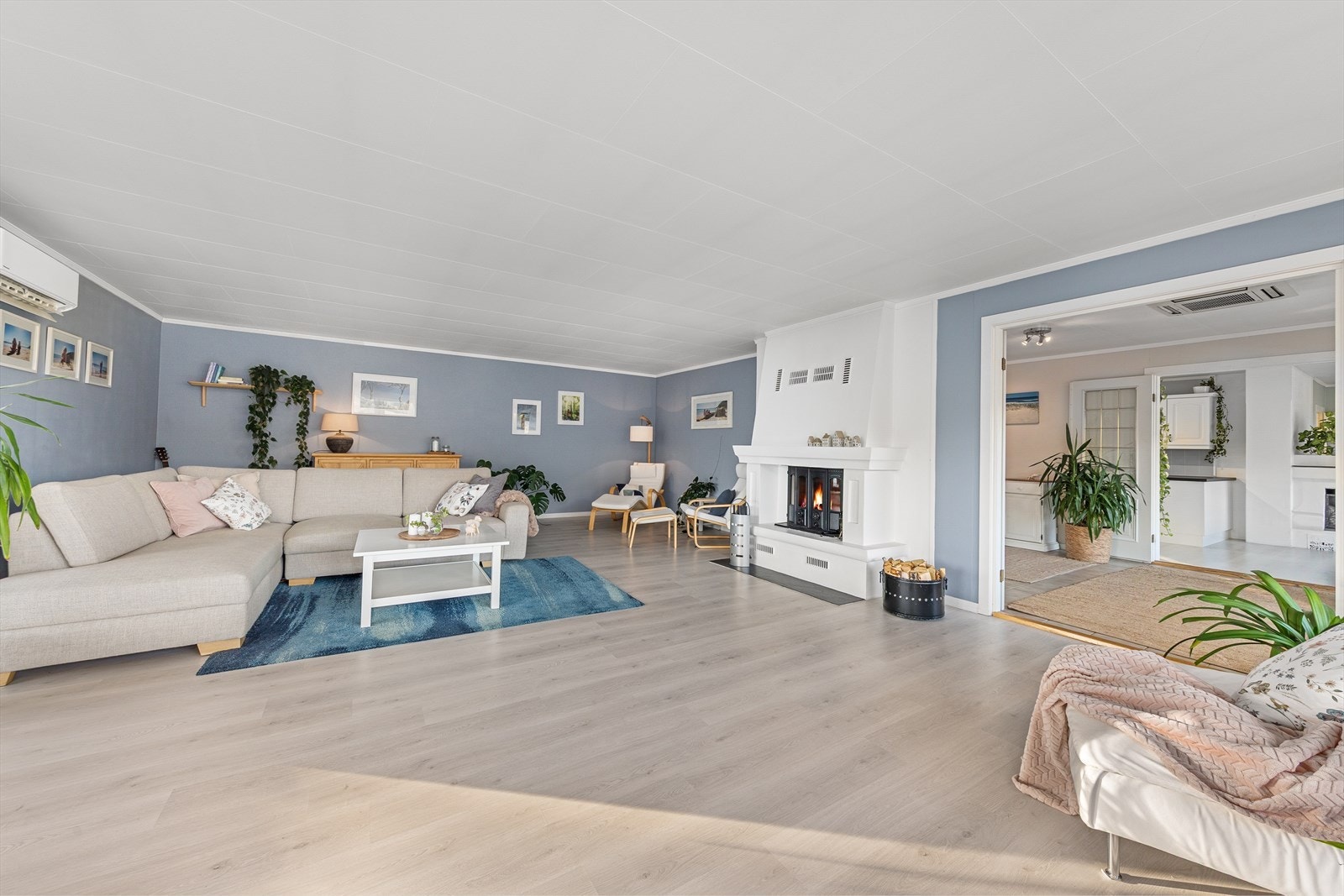 Den romslige stuen er malt i en behagelig blåtone og oppleves som lys og luftig. Galleribilde