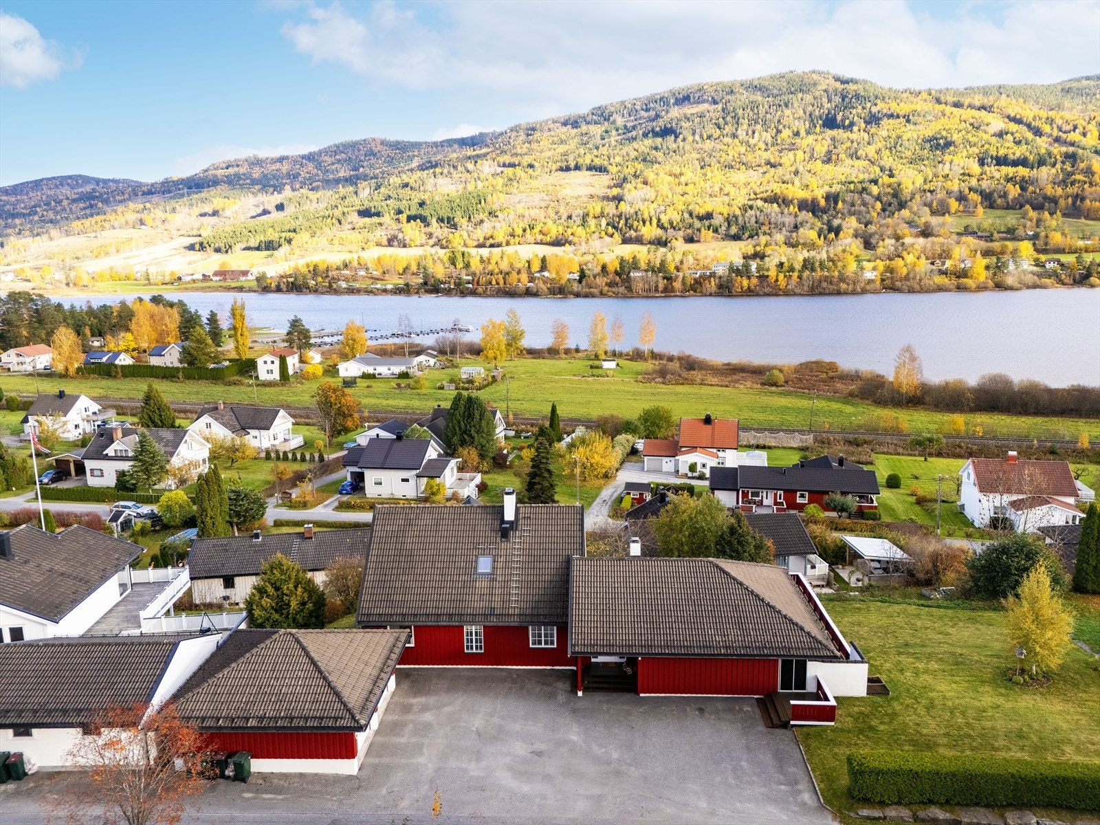 Fra eiendommen er det kort vei til offentlig kommunikasjon og flotte turmuligheter året rundt. Her bor du sentralt samtidig som du har nærhet til naturen - perfekt for familier som ønsker barnevennlig og attraktiv beliggenhet. Galleribilde