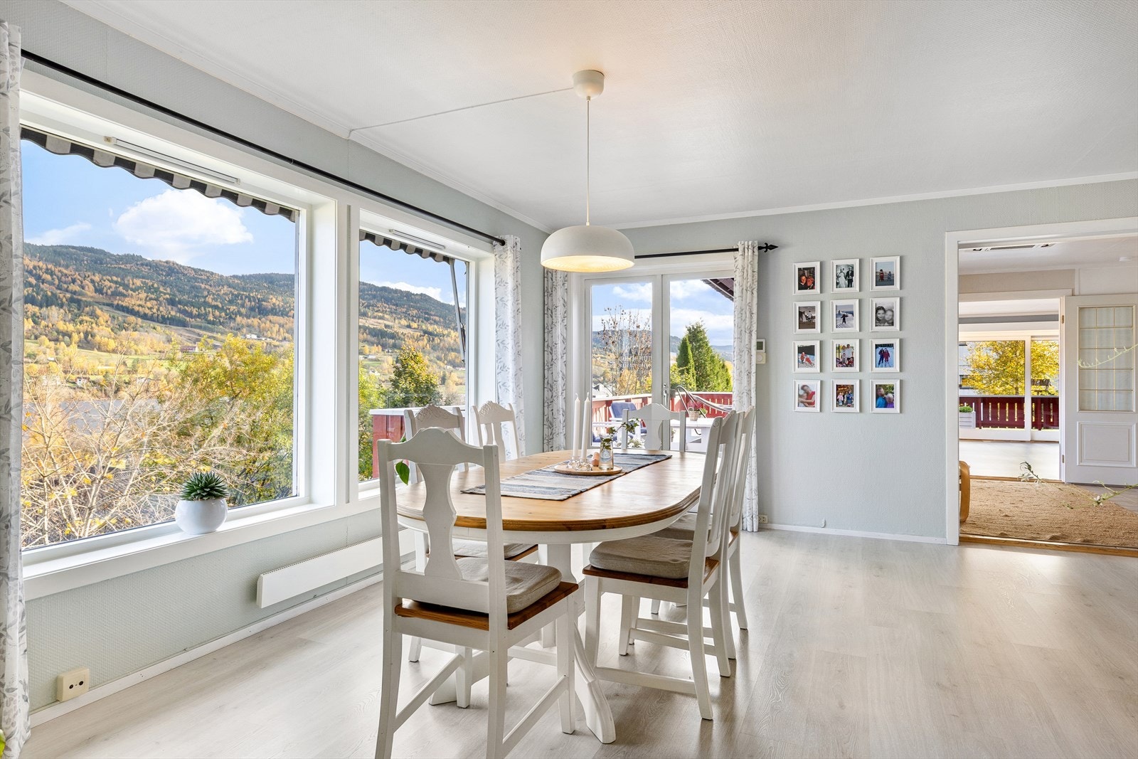 Her kan man enkelt møblere med en stor spisegruppe, hvor familie og venner kan samles. Galleribilde