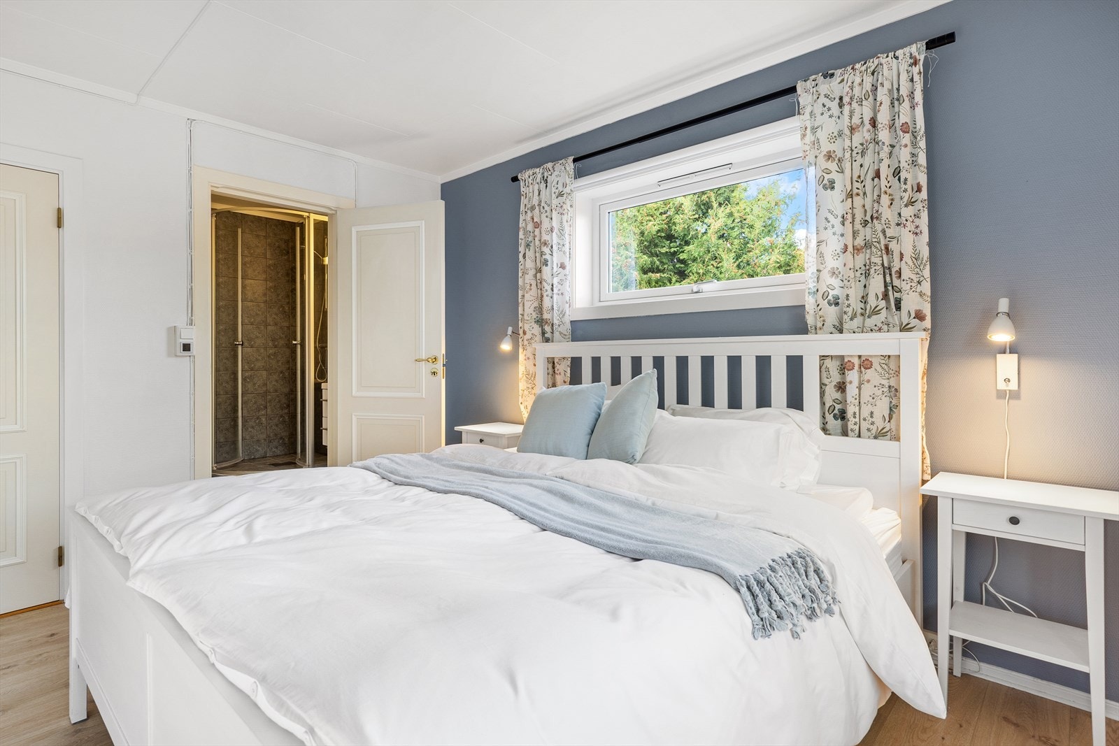 Rommet ligger i en praktisk løsning med både eget bad og garderoberom. Galleribilde