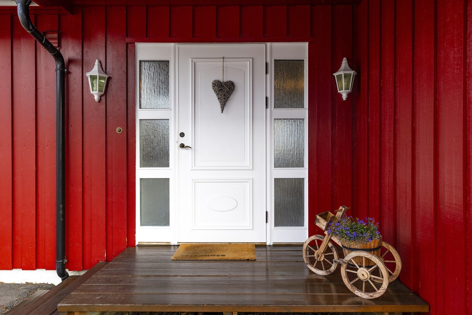 Et hyggelig overbygget inngangsparti ønsker deg velkommen hjem! Galleribilde