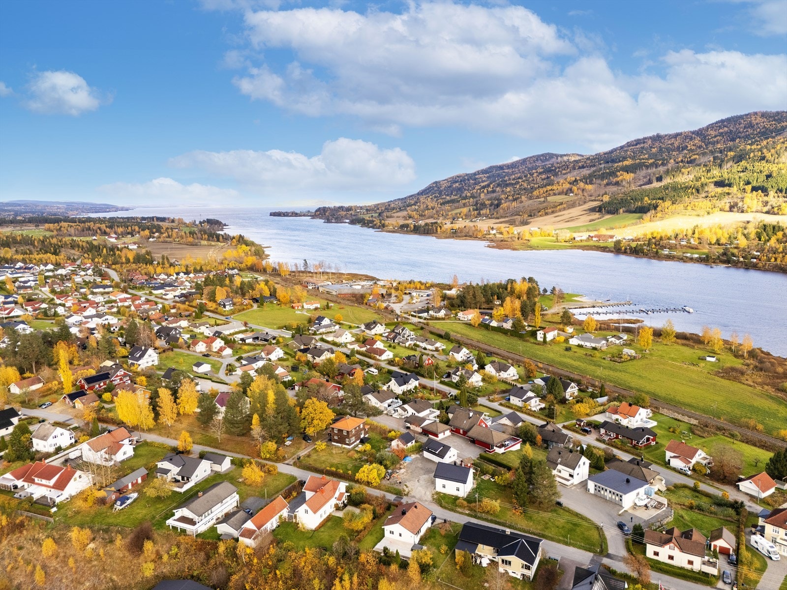 Eiendommen ligger sentralt i Vikersund, med gangavstand til butikker, servicetilbud, skole og barnehager. Galleribilde