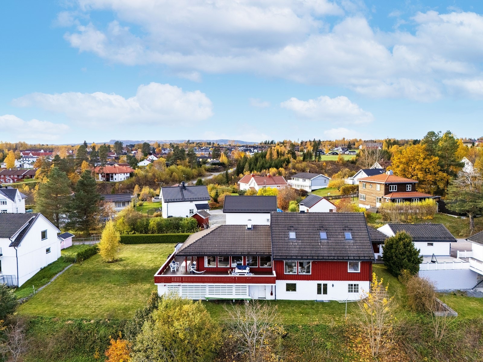 Eiendommen har en pent opparbeidet tomt med store plenområder, asfaltert gårdsplass, hekk og beplantning. Galleribilde