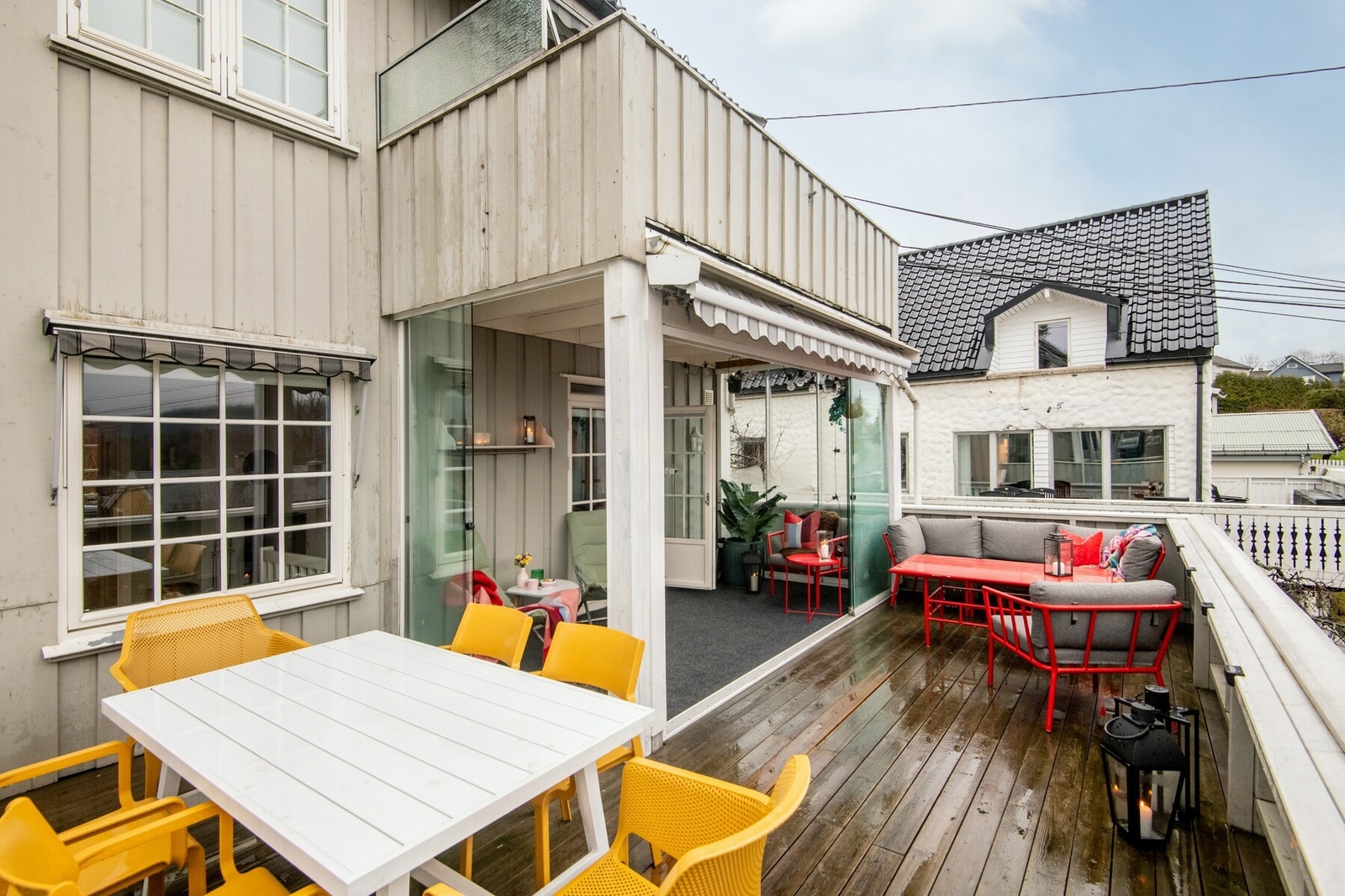 Her er det elektrisk markise og den åpne og skjermede sonen gir fleksible muligheter for både avslapning og underholdning. Galleribilde