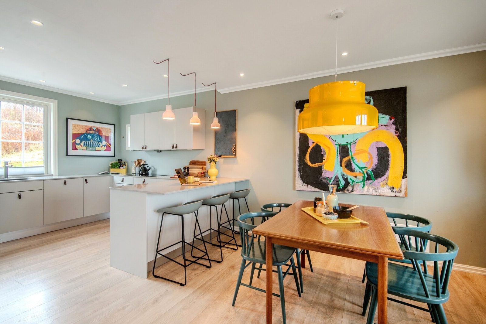 Kjøkkenet er et moderne Stjernekjøkken fra 2018, innredet med glatte fronter, kompositt benkeplate og underlimt kum i stein-kompositt. Galleribilde