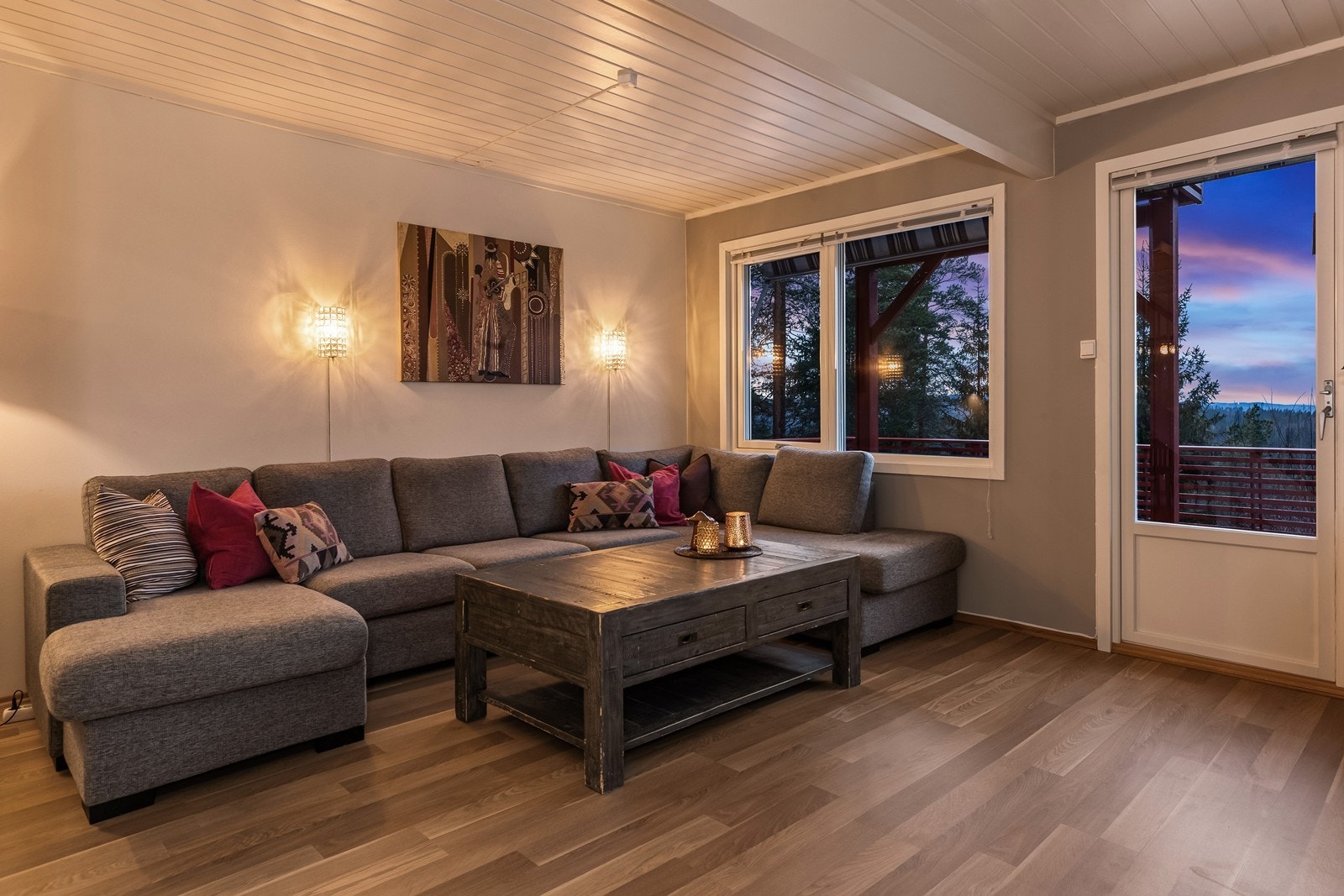 Stue og kjøkken med gjennomgående planløsning og fine vindusflater. Galleribilde