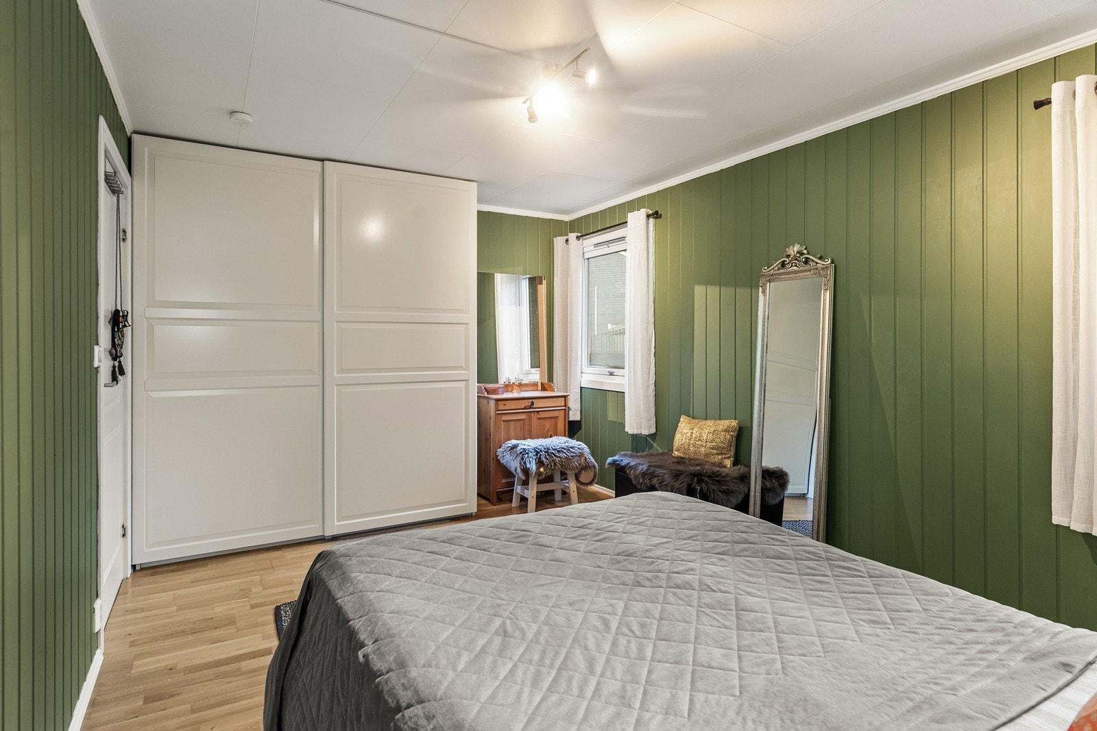 Hovedsoverommet er stort med plass til dobbeltseng og tilhørende nattbord. Galleribilde