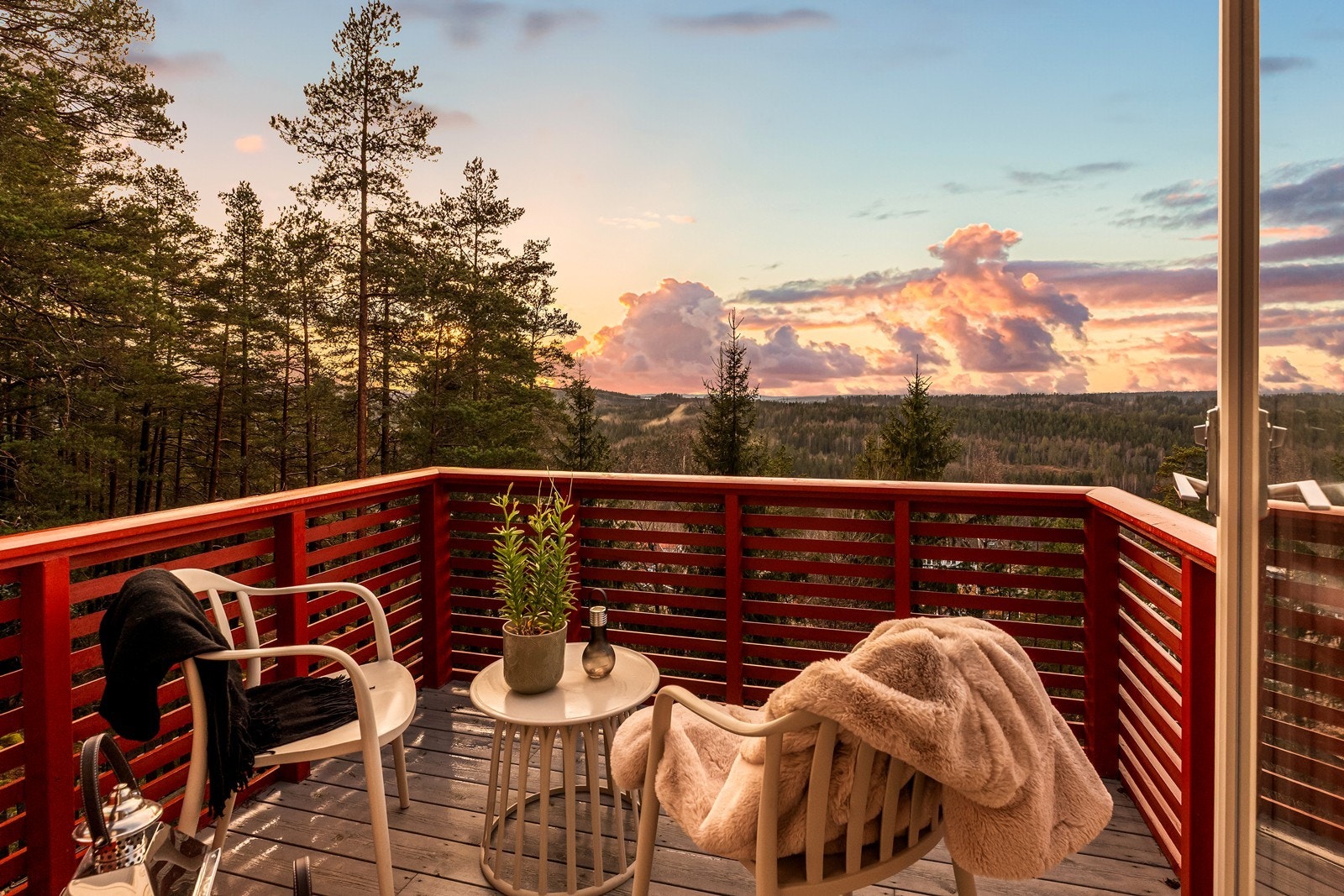 Balkong i andre etasje oppleves som en privat uteplass. Galleribilde