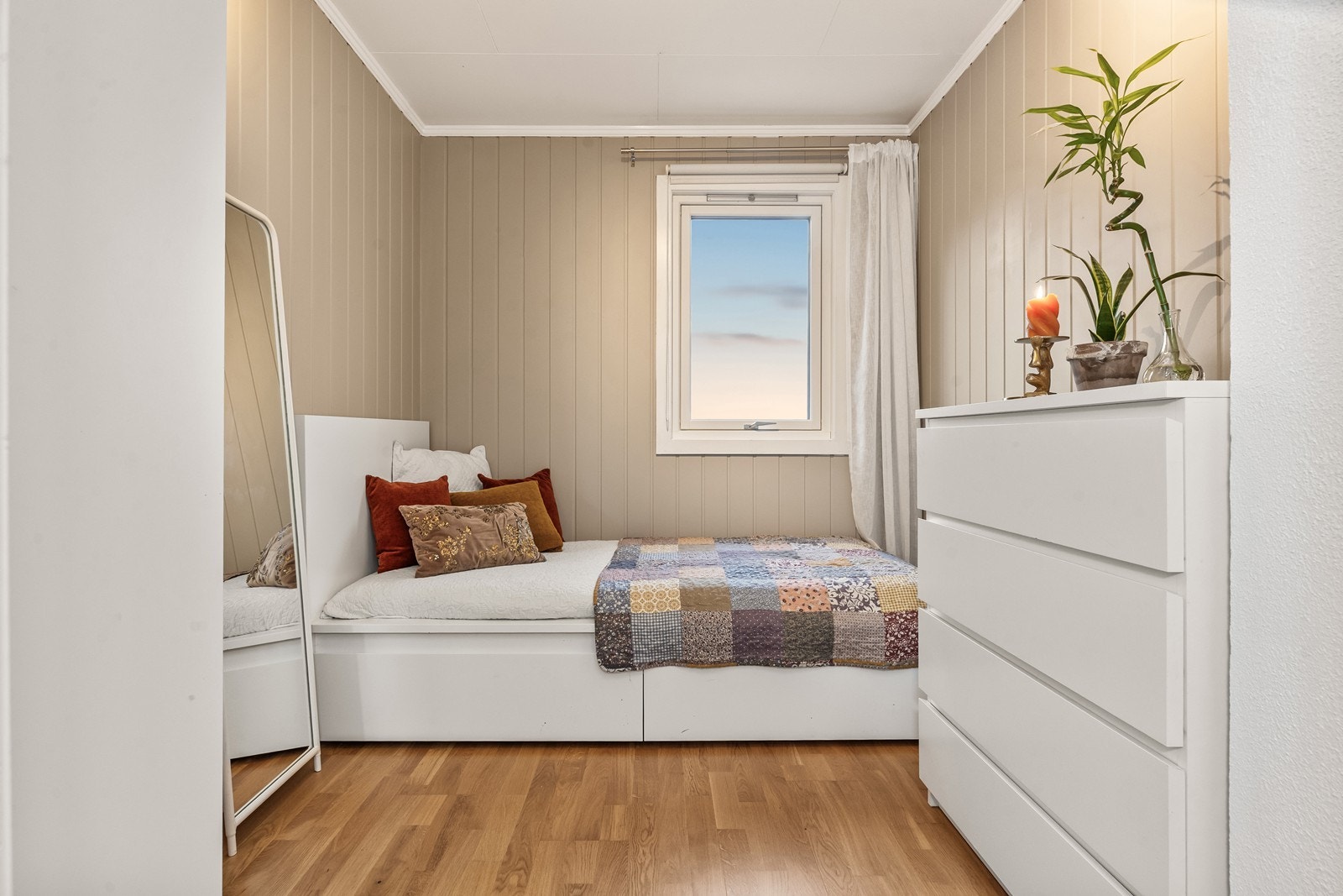 Det tredje soverommet er beigemalt og møblert med seng og kommode. Galleribilde