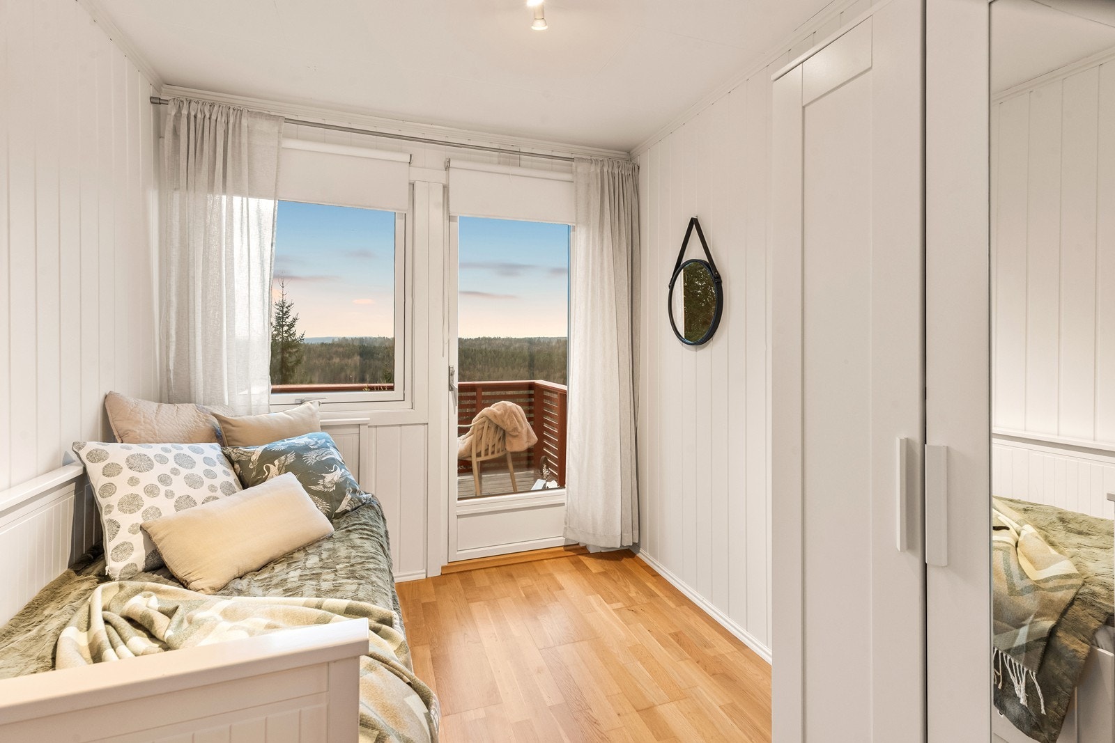 Soverom II har utgang til balkong og oppleves idyllisk og luftig. Galleribilde