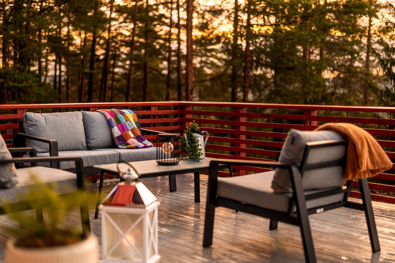 Den store terrassen er en flott forlengelse av stuen på varme dager. Galleribilde