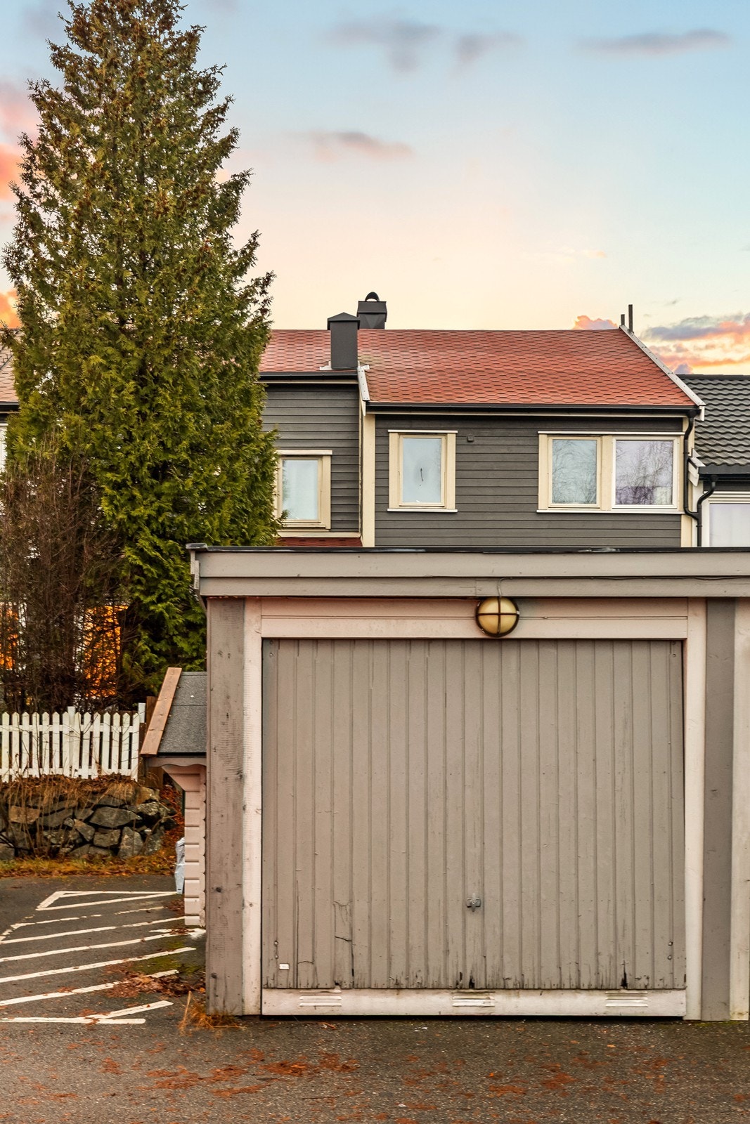 Det medfølger en garasjeplass på 13 m² i felles garasjerekke. Galleribilde