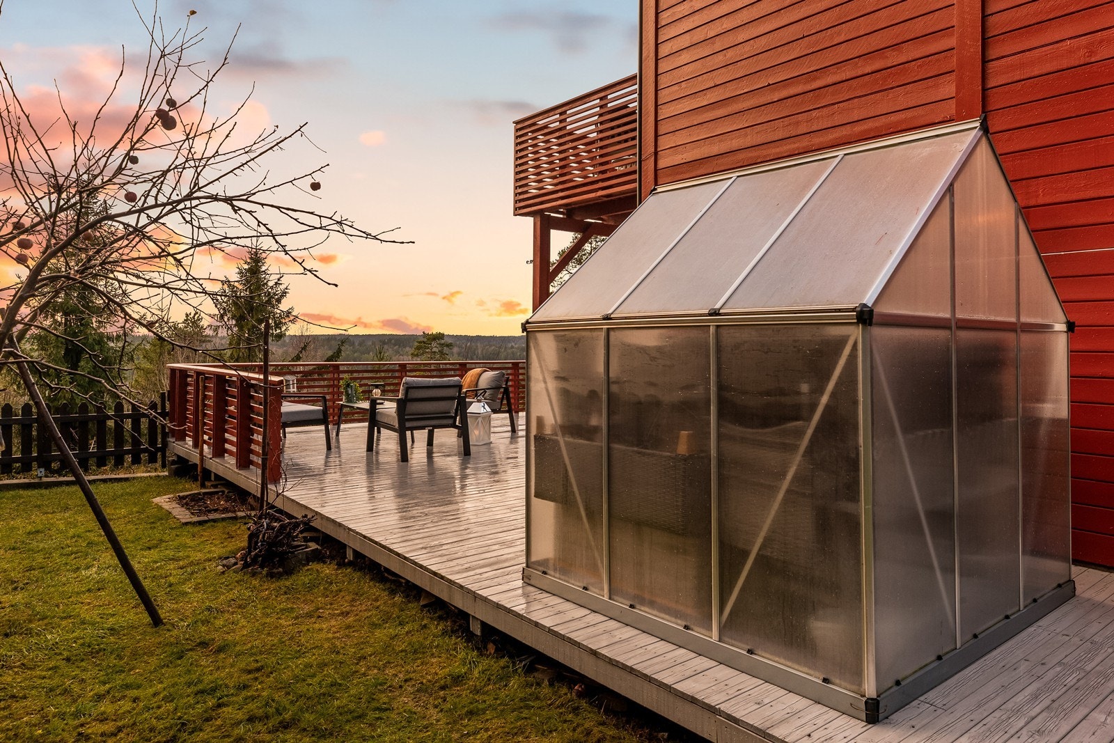 Et praktisk drivhus på terrassen gir mulighet for egenproduksjon. Galleribilde