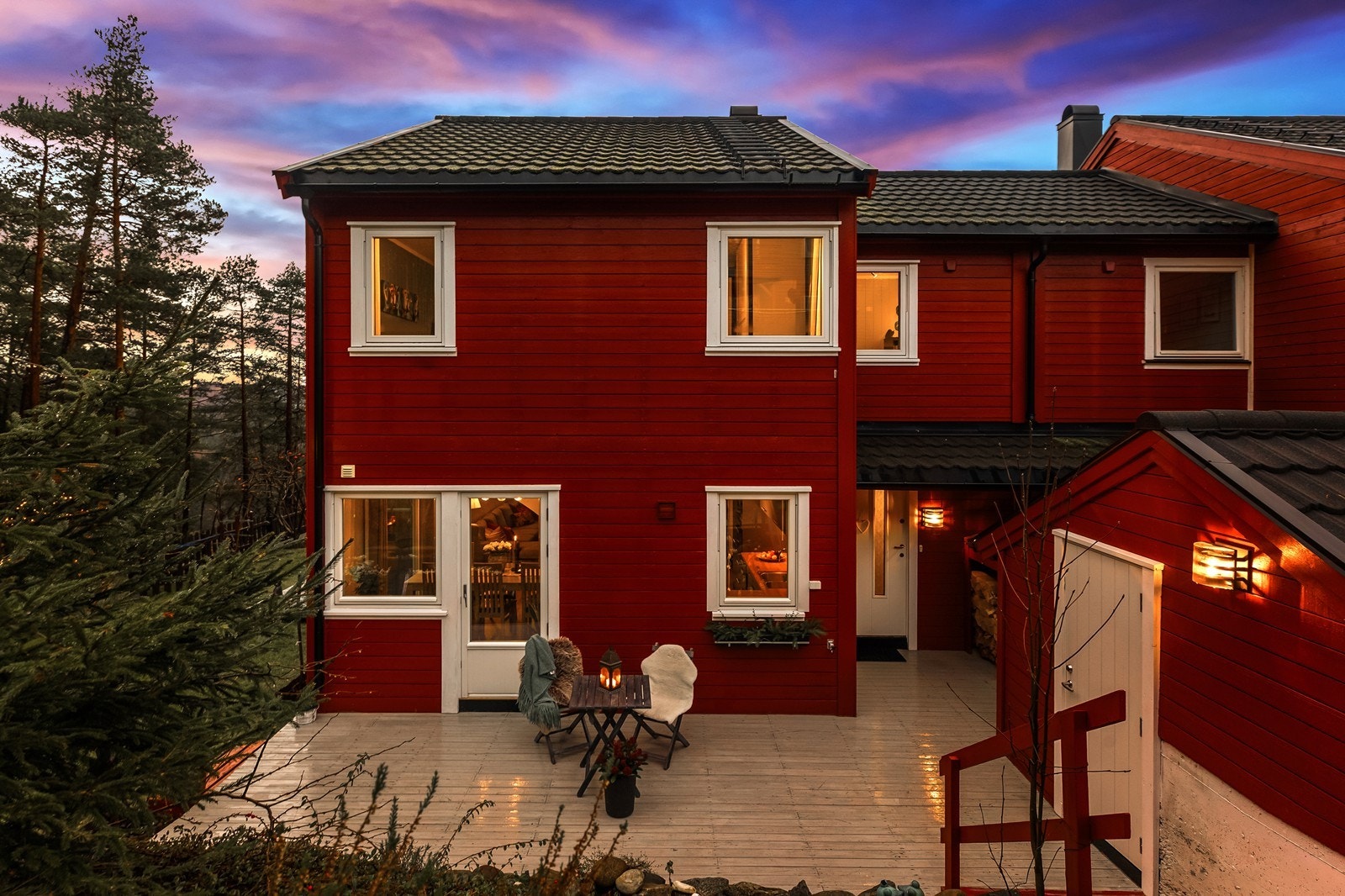 På forsiden av huset er det en nordøstvendt platting. Galleribilde