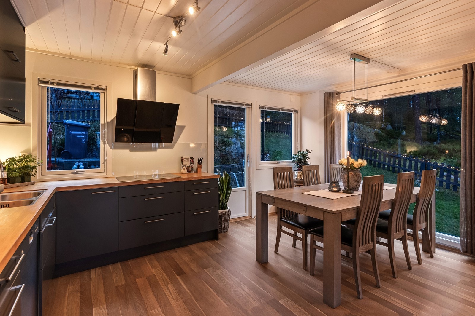 Her kan all mat tilberedes under gode arbeidsforhold og en kan samle storfamilien rundt spisebordet til hyggelige måltider. Galleribilde