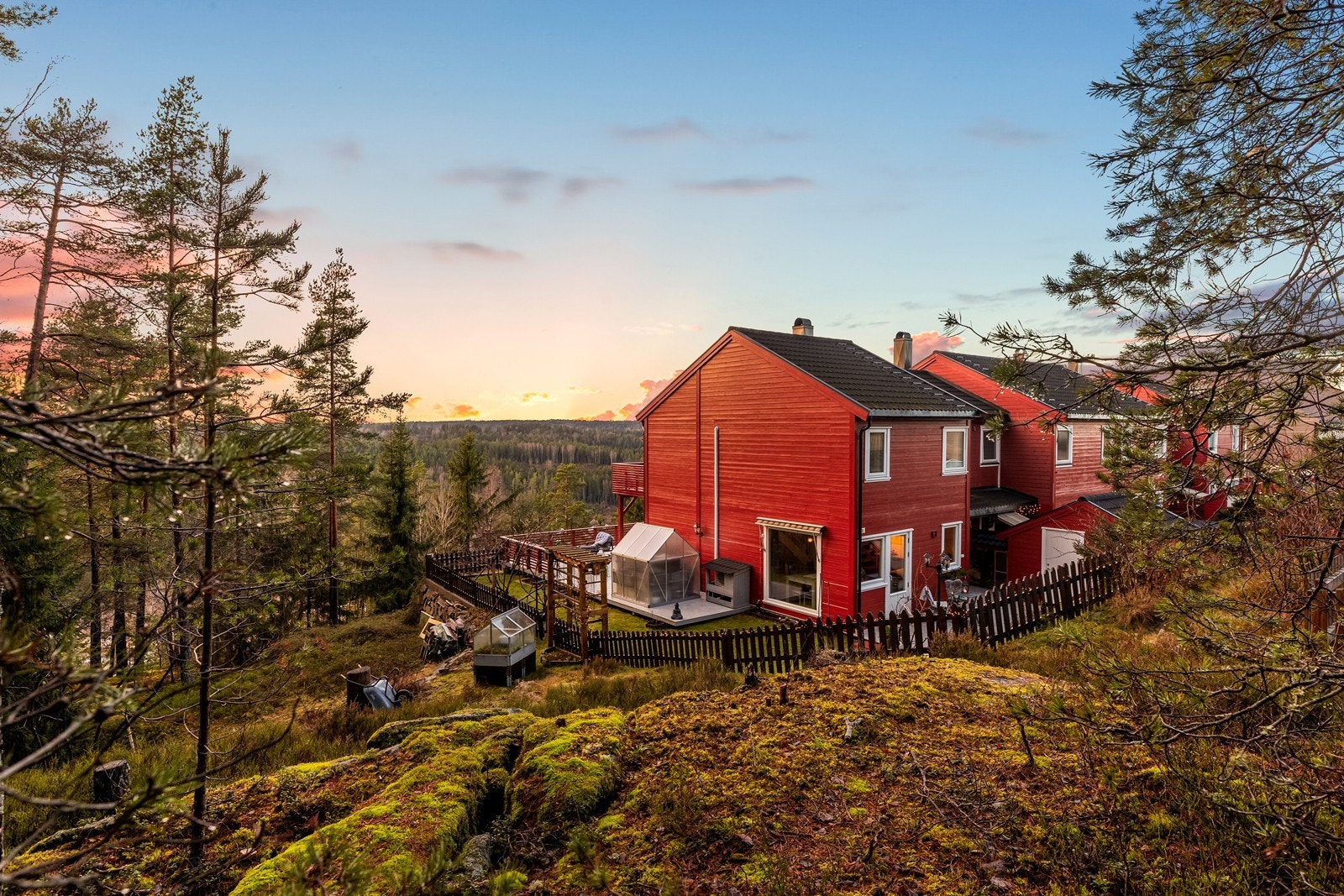 Boligen ligger høyt og fritt i terrenget med en fin plassering på feltet. Galleribilde