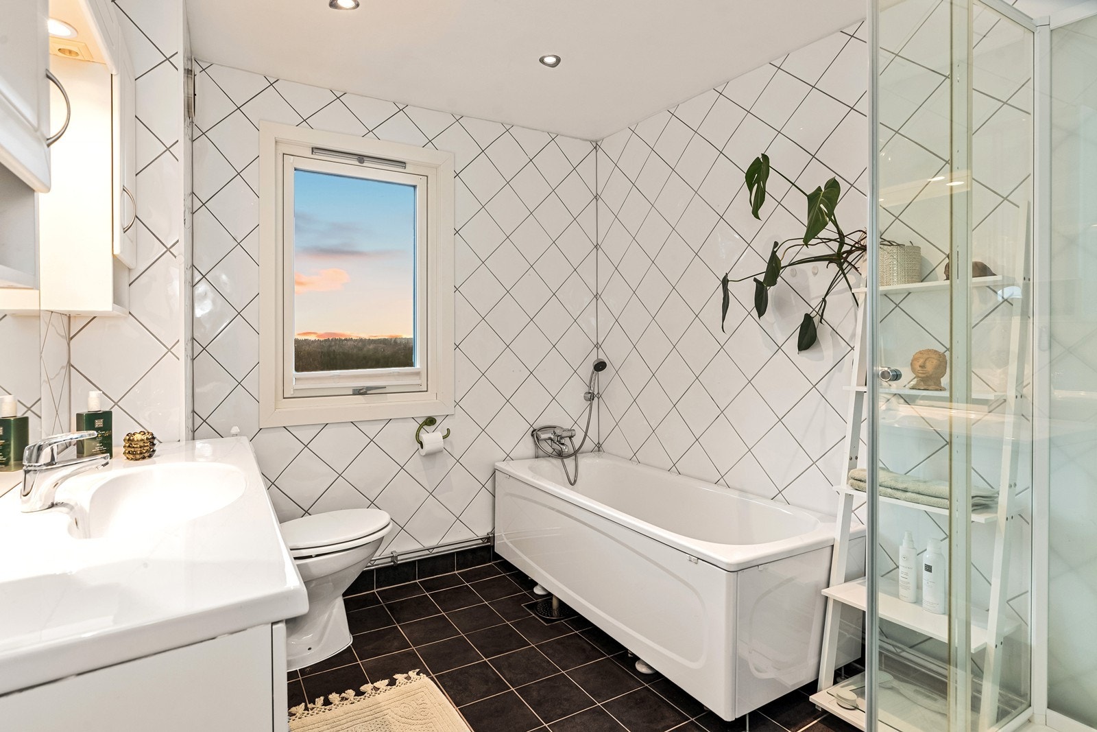 Pent, flislagt baderom i tidløse fargetoner. Galleribilde