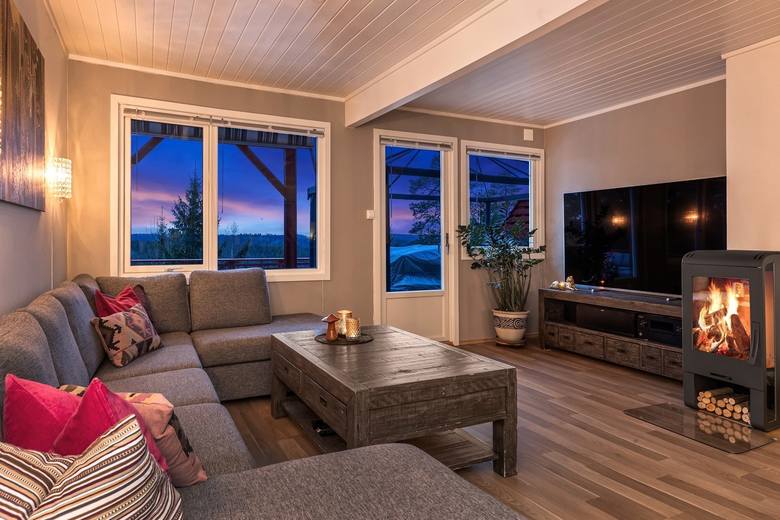 Utgang til terrasse, og denne fungerer som en forlengelse av rommet i sommerhalvåret. Galleribilde