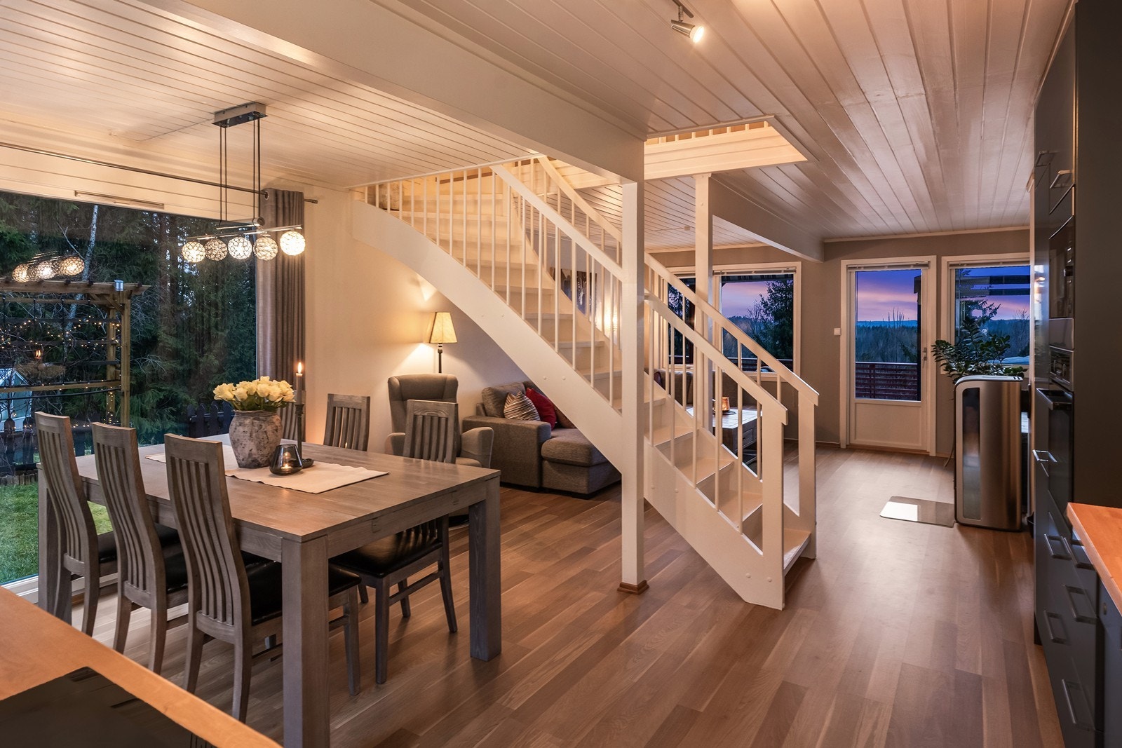 Lekkert kjøkken i kombinasjon med stue og med stor plass til spisebord. Galleribilde