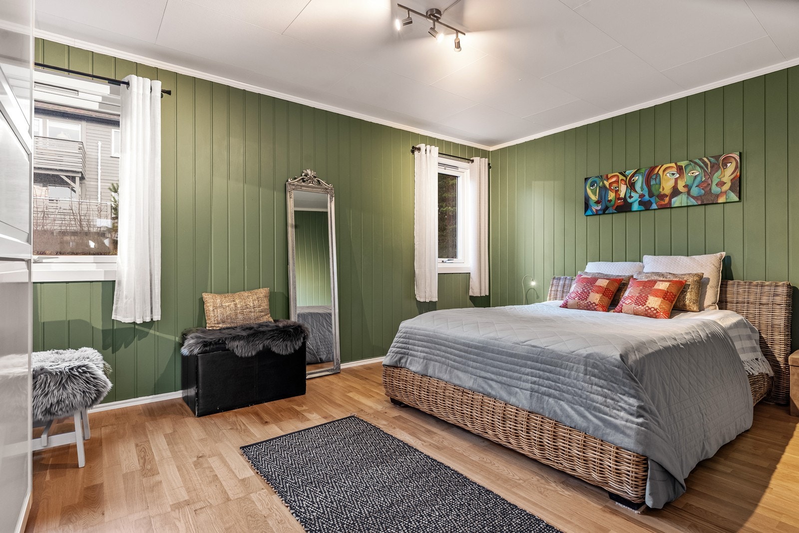 Tre lyse soverom som alle framstår med fine vindusflater og mye gulvplass. Galleribilde