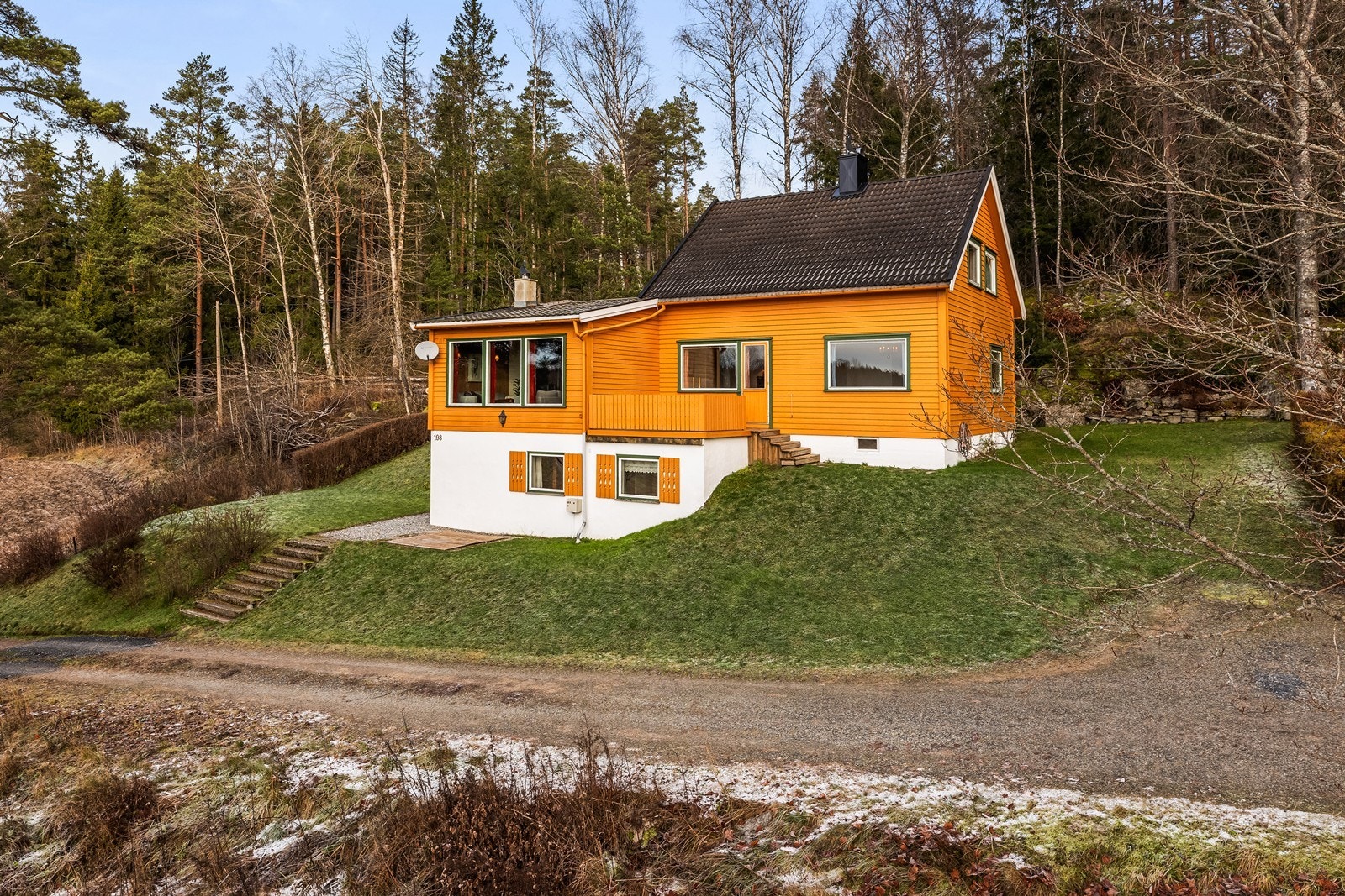 Eneboligen ligger høyt og fritt i terrenget. Galleribilde