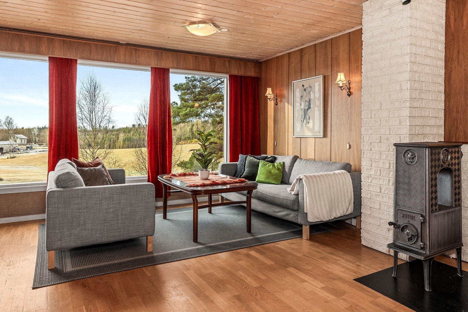 Tre stuer med tilknytning til hverandre, og som i dag benyttes som stue, TV-stue og spisestue. Galleribilde