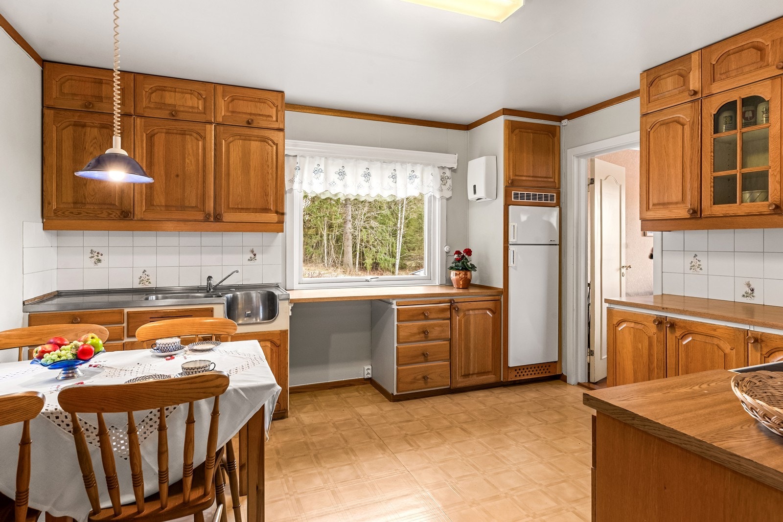 Kjøkken av god størrelse og med direkte tilgang til spisestue. Galleribilde