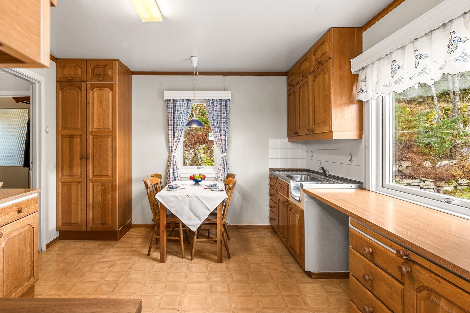 Det er plass til spisebord og gode lysforhold, samt praktisk utførelse som gir mye skap- og benkeplass. Galleribilde