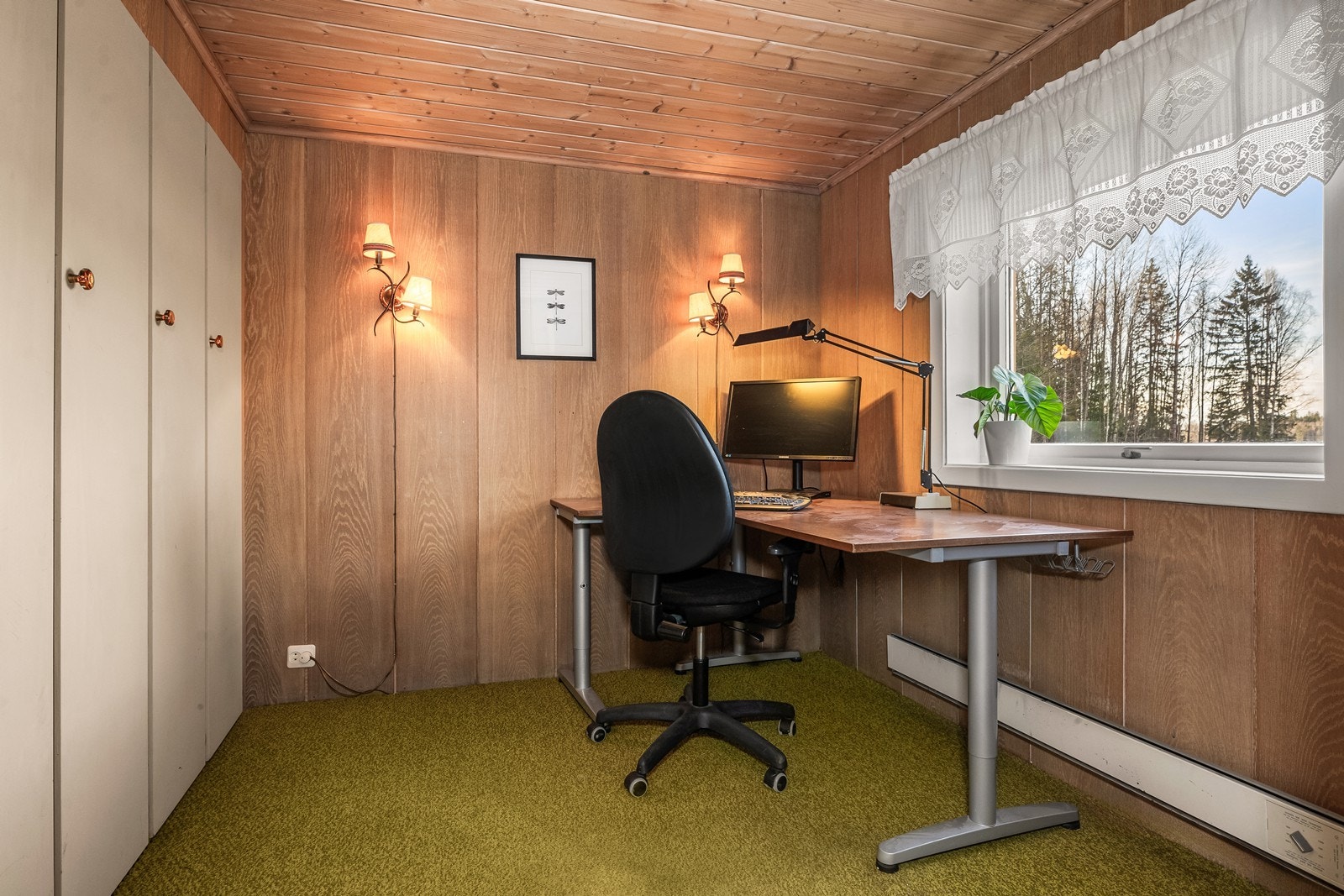 Soverom eller kontor om en vil, med teppegulv og plassbygde garderobeskap. Galleribilde