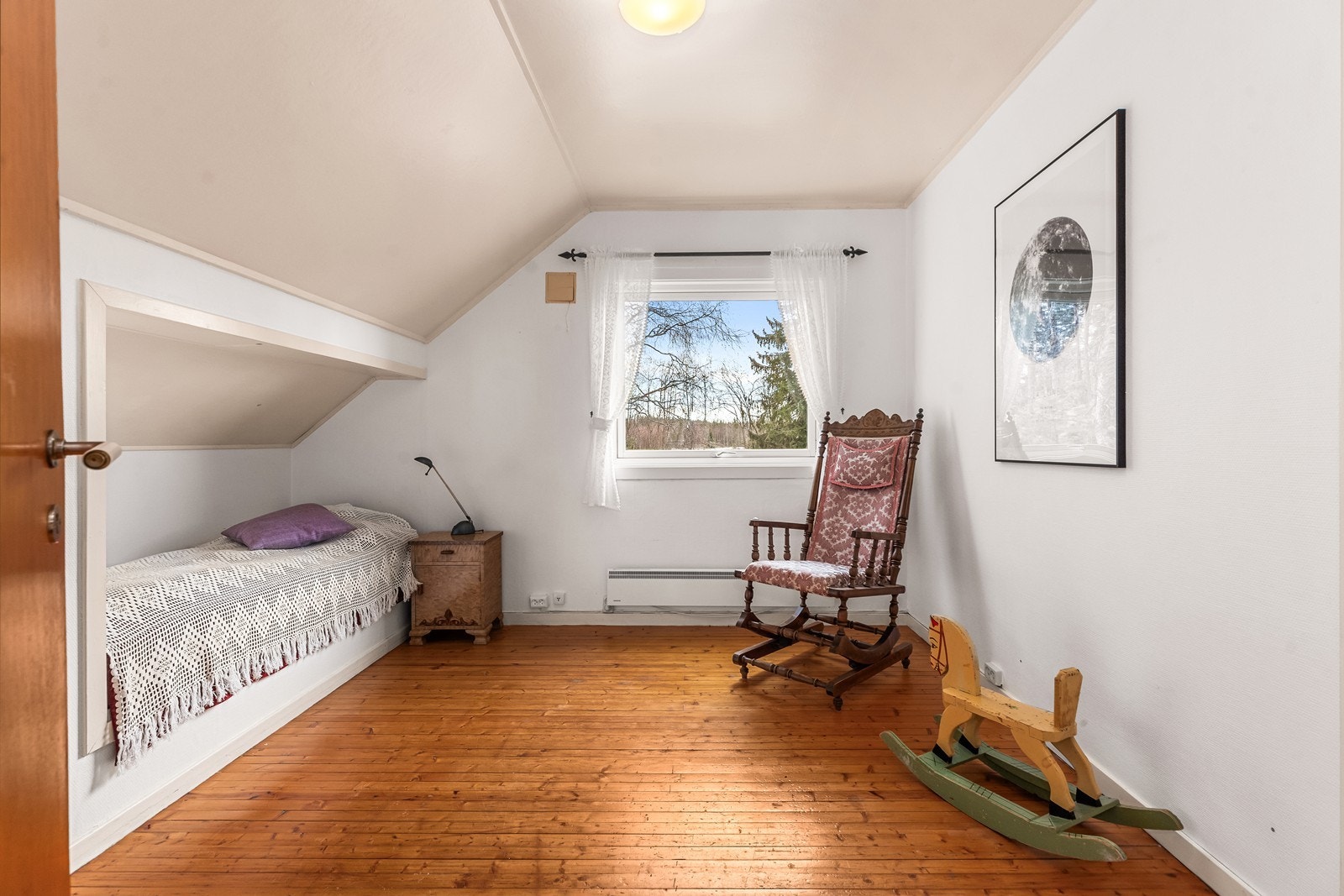 Det tredje soverommet er romslig med plassbygget sengeløsning og kan fint fungere som barne-, gjesterom eller lignede. Galleribilde