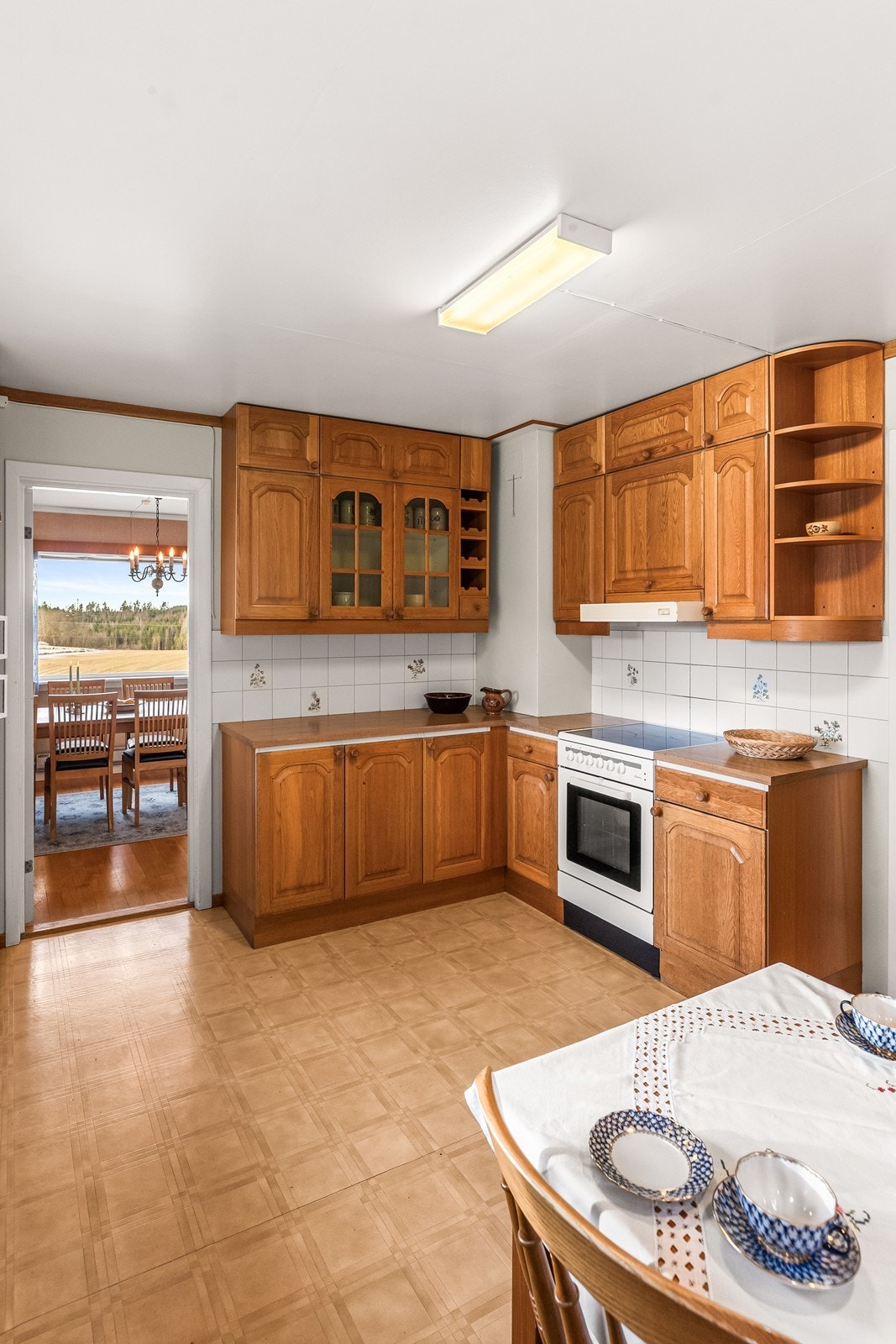 Innredningen er klassiske med profilerte fronter, laminat benkeplate og flislagt sprutsone. Galleribilde