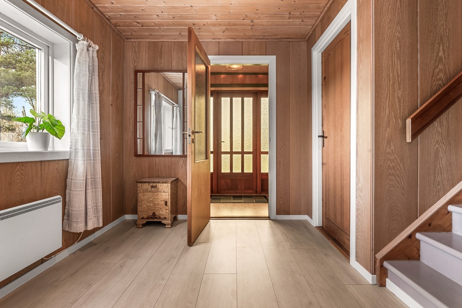 Vindfang og gang i underetasje med mulighet for oppheng av yttertøy og plassering av sko. Galleribilde