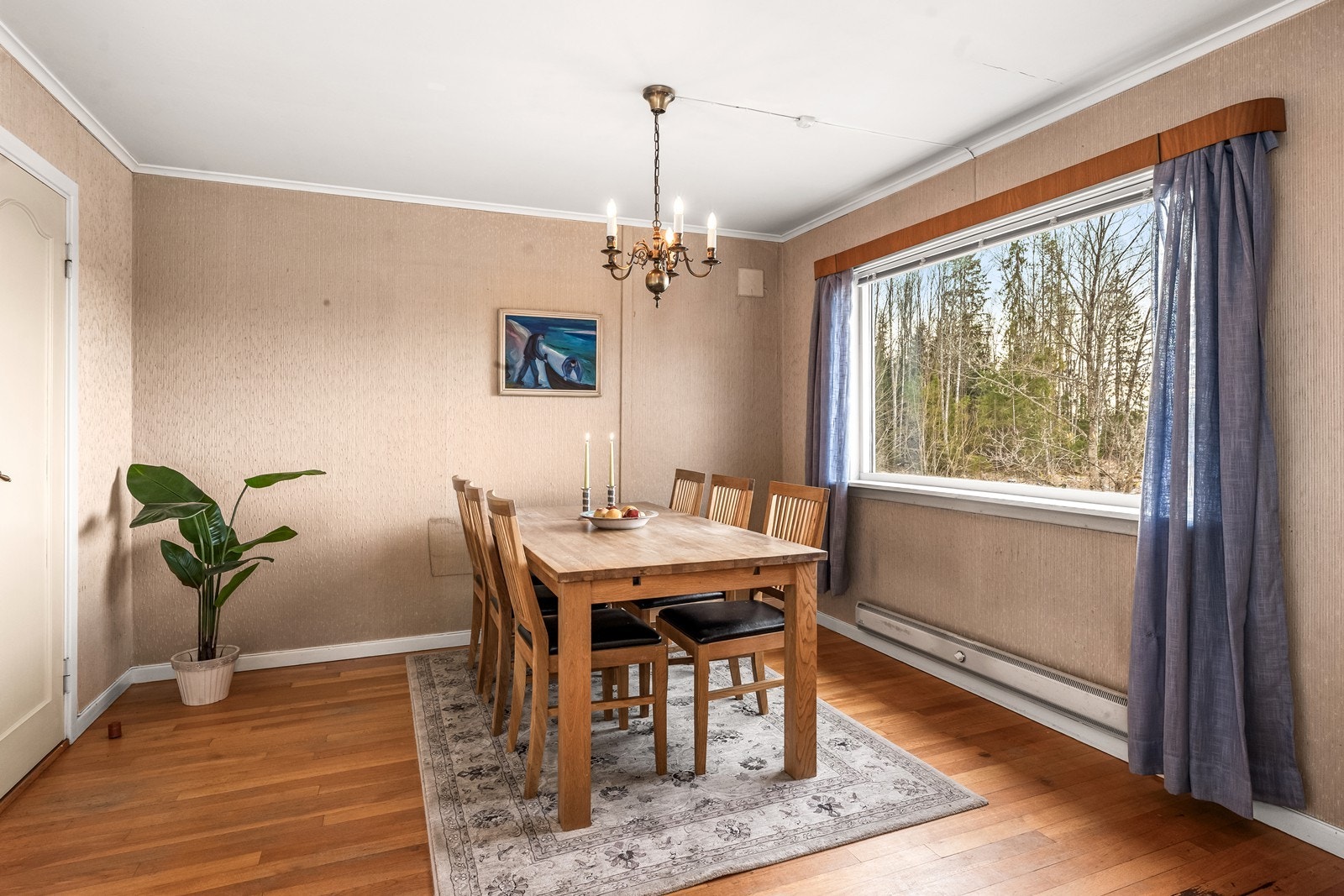 Spisestue hvor venner og familie kan samles. Galleribilde