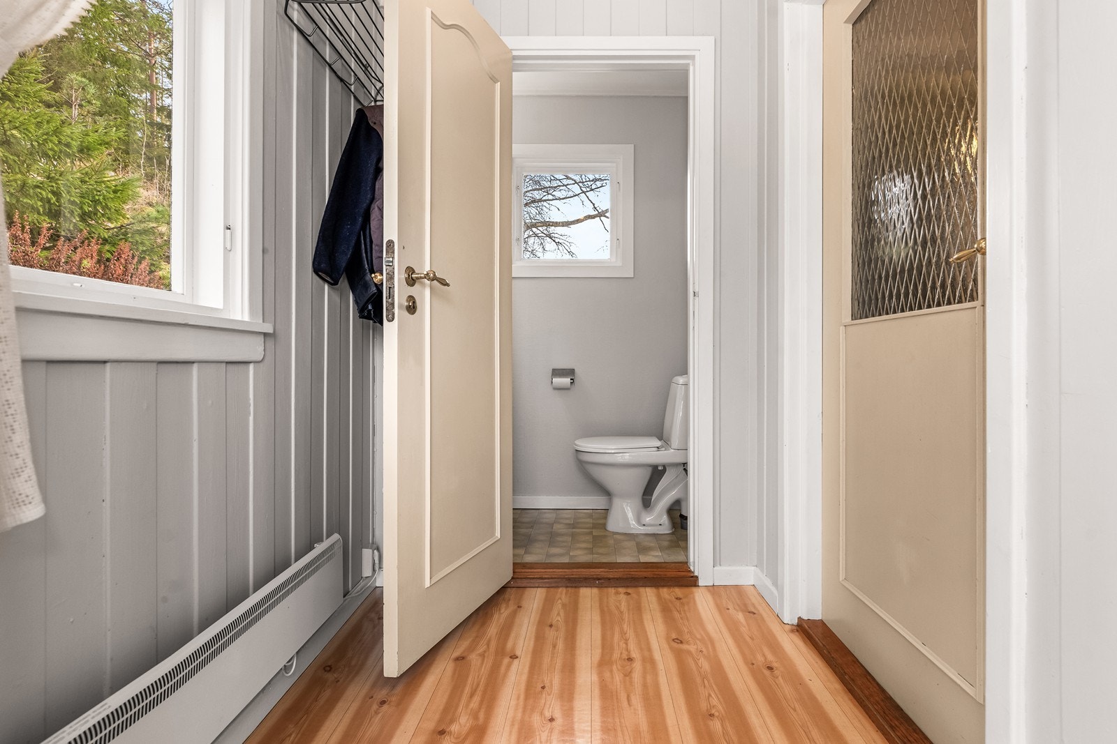 Toalettrom med belegg på gulv og malte overflater. Galleribilde