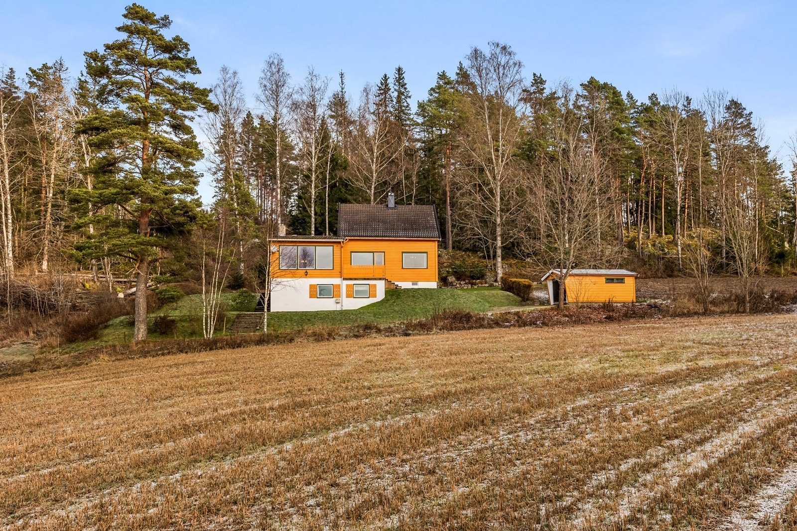 Dette er en landlig beliggende enebolig med umiddelbar nærhet til skog og mark. Galleribilde