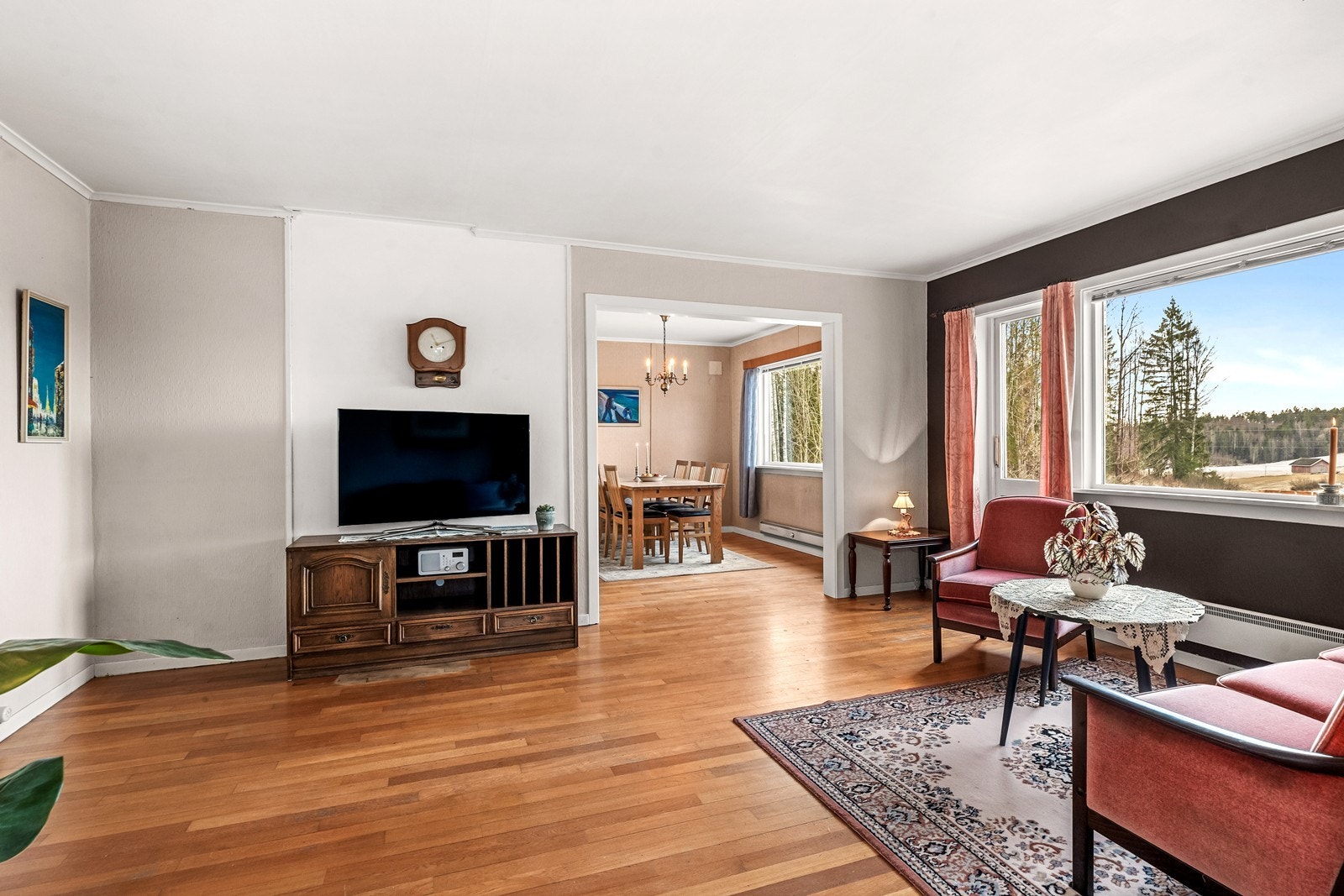 Gjennomgående tregulv og tapetserte overflater. Galleribilde