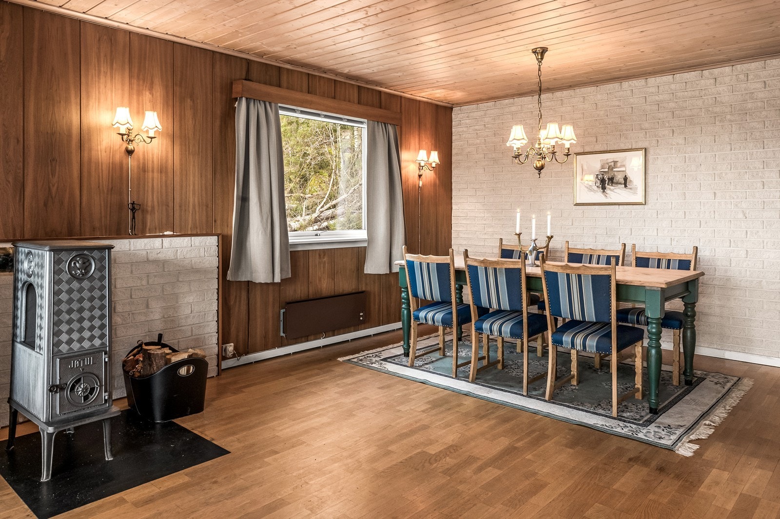 Det er vedovn i hovedstuen. Galleribilde