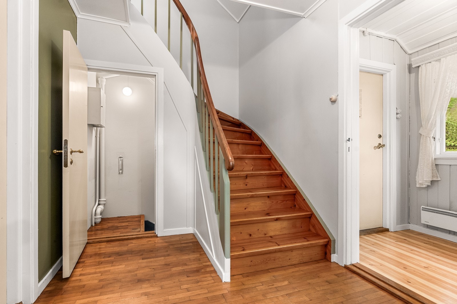 Vindfang og trapperom i 1. etasje. Galleribilde