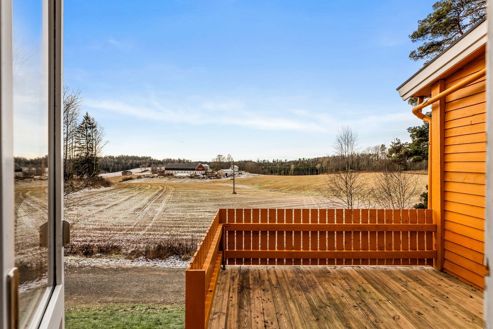 Fra terrassen er det åpent utsyn over det omkringliggende landskapet. Galleribilde