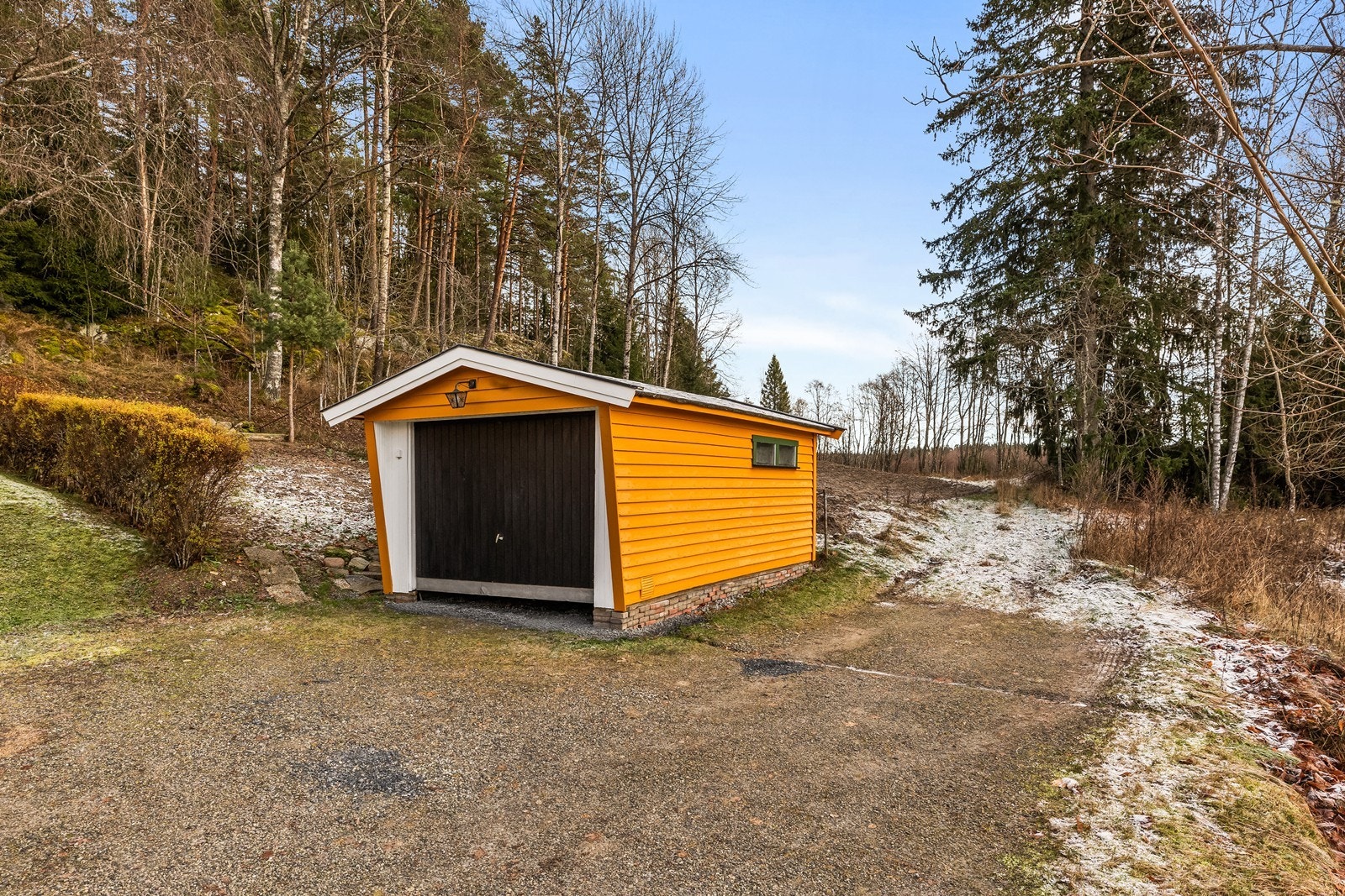 Garasje og biloppstilling. Galleribilde