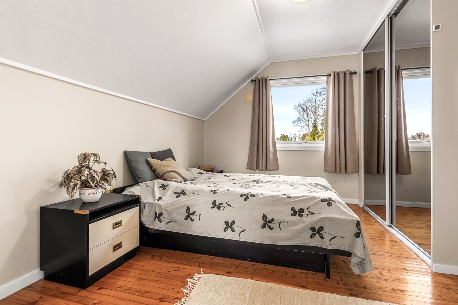 Tre lyse og fine soverom som alle framstår luftige med store vinduer. Galleribilde