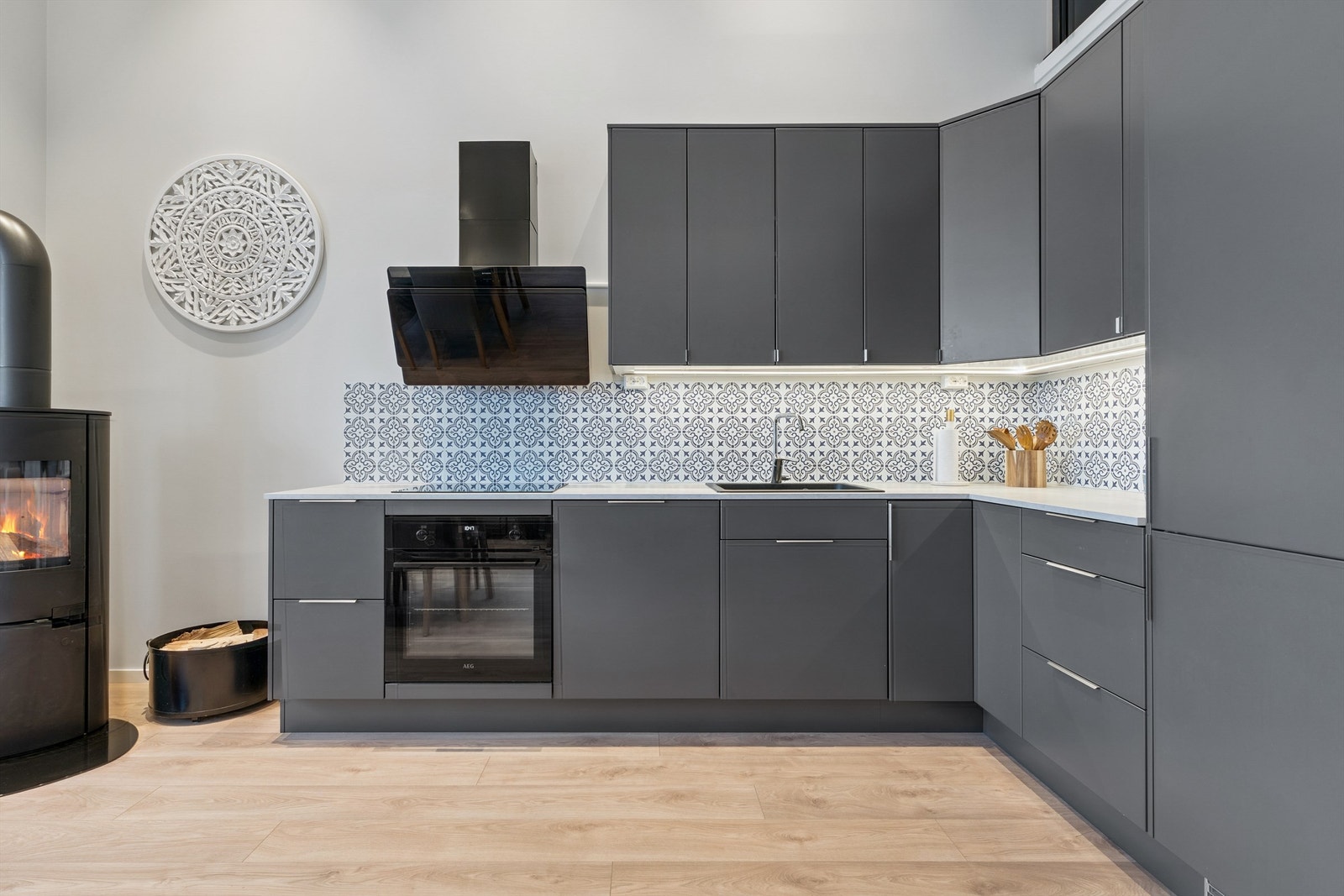 Kjøkkeninnredning fra Huseby med integrerte hvitevarer og god skap- og benkeplass. Galleribilde