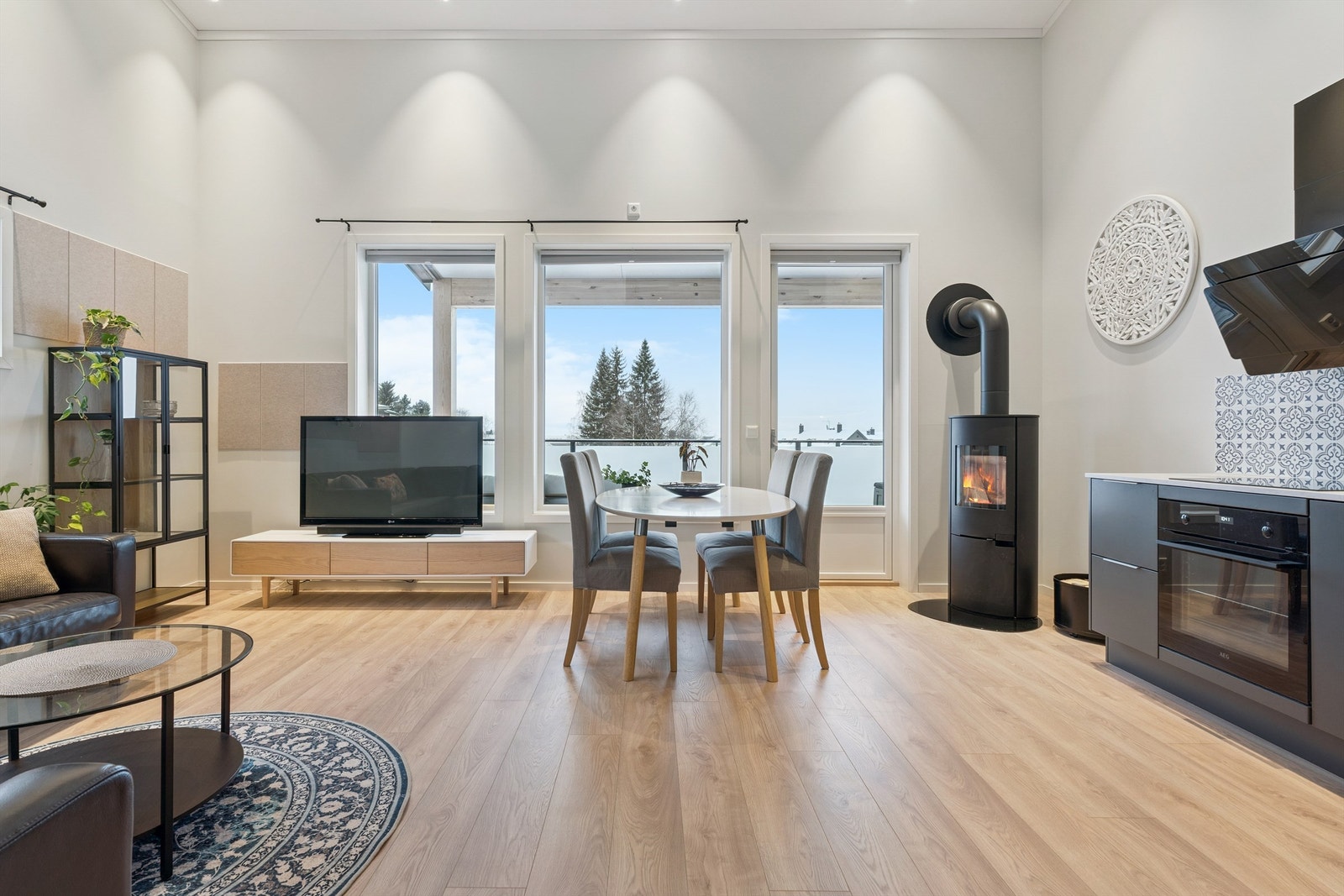 Den åpne stue- og kjøkkenløsningen har takhøy himling som gir en luftig atmosfære. Galleribilde