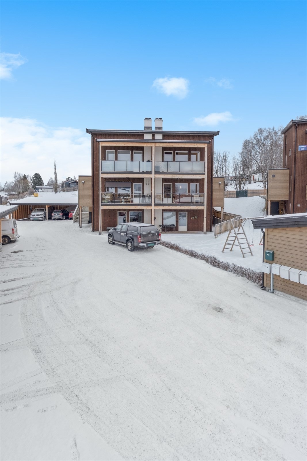 Sameie Aumliveien 2 er et eierseksjonssameie som består av 6 boligseksjoner i tillegg til at en deler et opparbeidet uteområde med de 6 leilighetene i nabobygget. Galleribilde