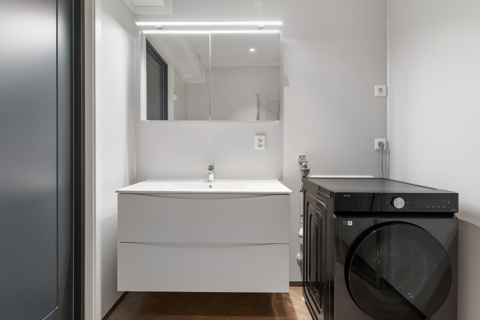 Her er det elektrisk gulvvarme for økt komfort, samt en moderne innredning med speilskap. Galleribilde