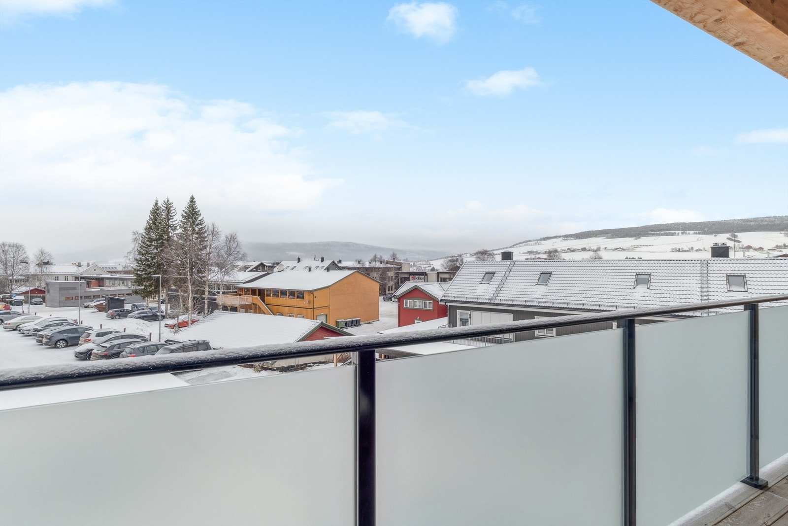 Beliggenheten er sentral rett ved Tynset sentrum, skoler og barnehager. 150 meter til Waagans bakeri og Tynset Cafe og bar. Galleribilde