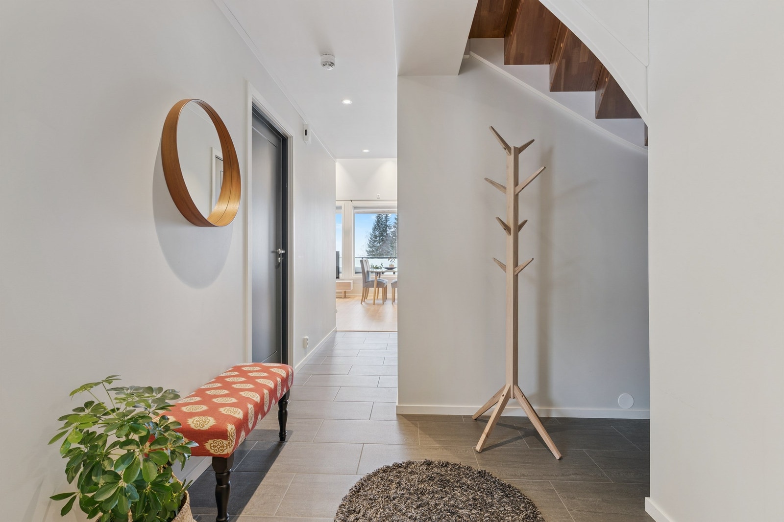 Gangen åpner seg mot det sosiale allrommet og gir en fin siktlinje gjennom leiligheten. Galleribilde