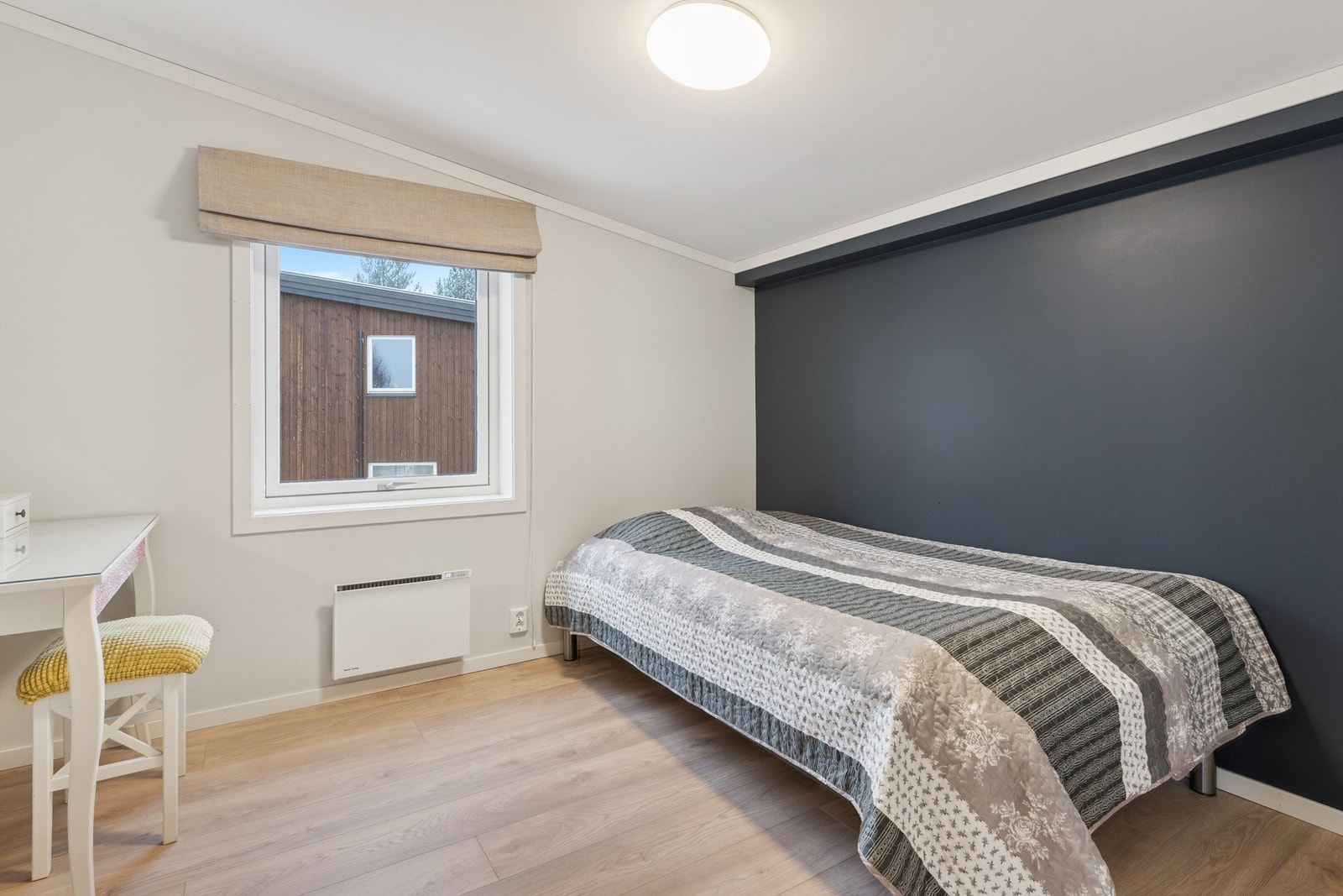 Et av de to soverommene i loftsetasjen, med plass til seng og skrivebord. Galleribilde